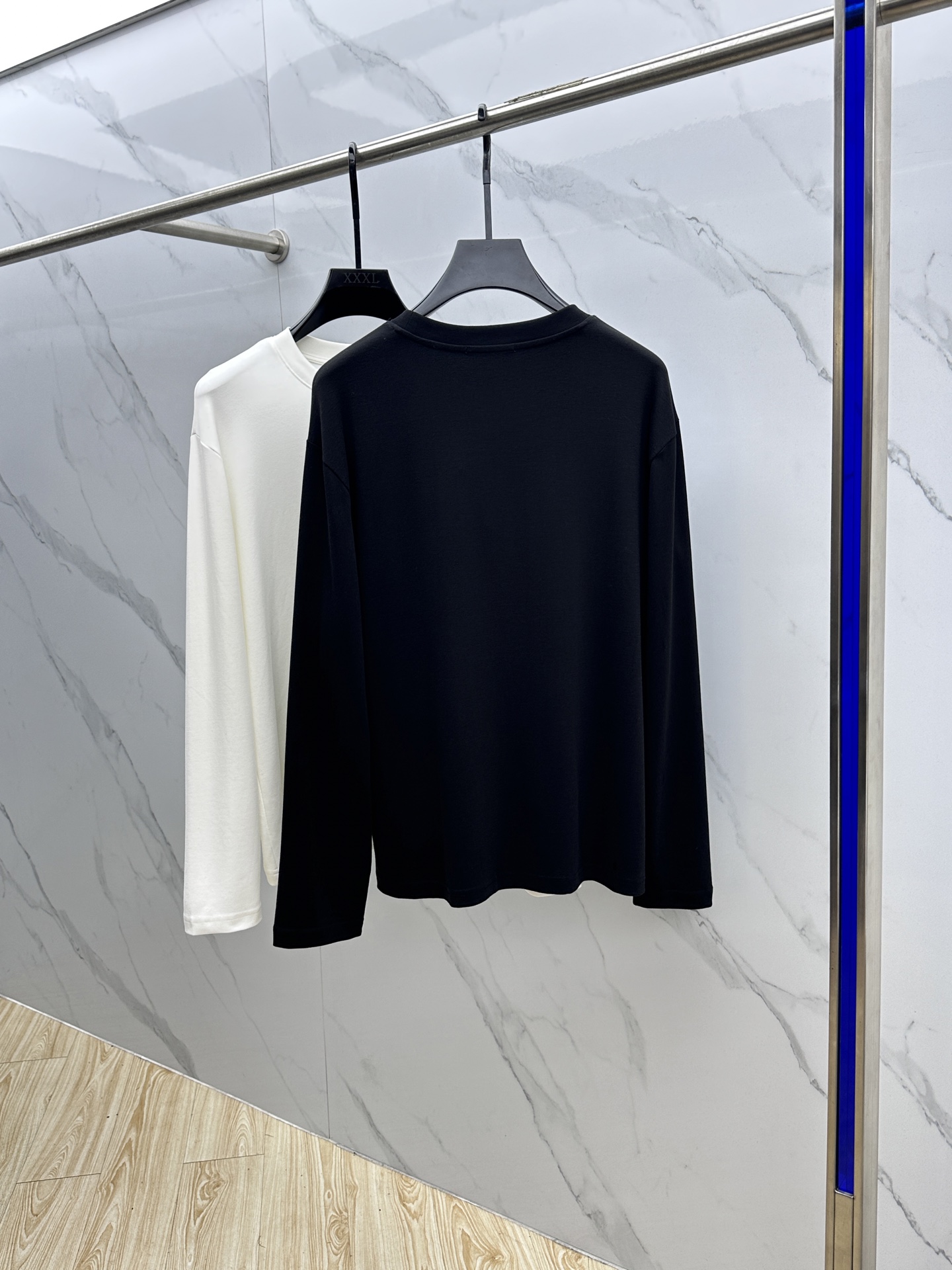 🆕PRADA 普拉达 2025SS秋季新款棉质长袖 T 恤，以当季色调传递典雅韵味，成就日常搭配佳选。左