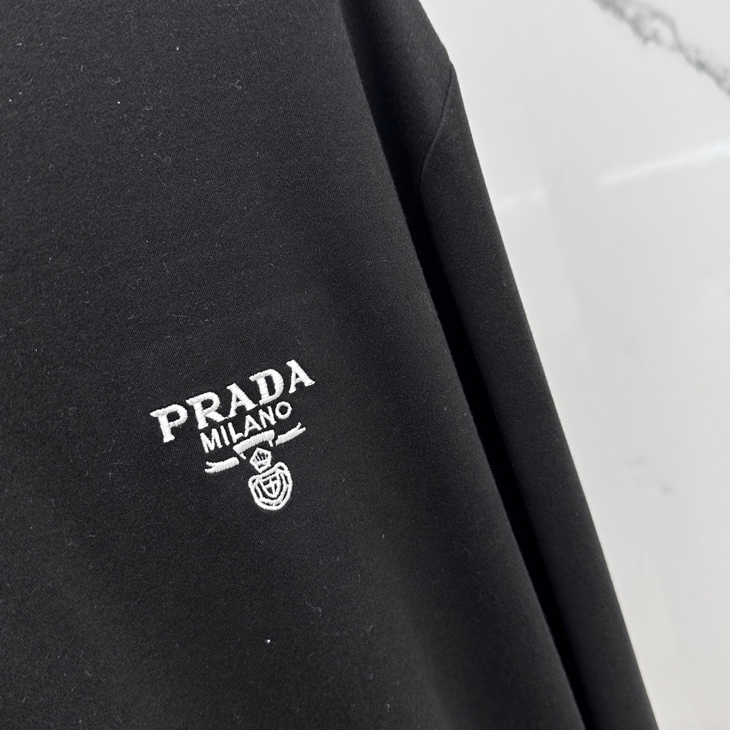 🆕PRADA 普拉达 2025SS秋季新款棉质长袖 T 恤，以当季色调传递典雅韵味，成就日常搭配佳选。左