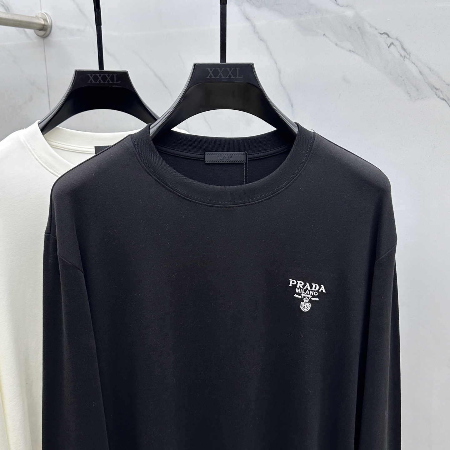 🆕PRADA 普拉达 2025SS秋季新款棉质长袖 T 恤，以当季色调传递典雅韵味，成就日常搭配佳选。左