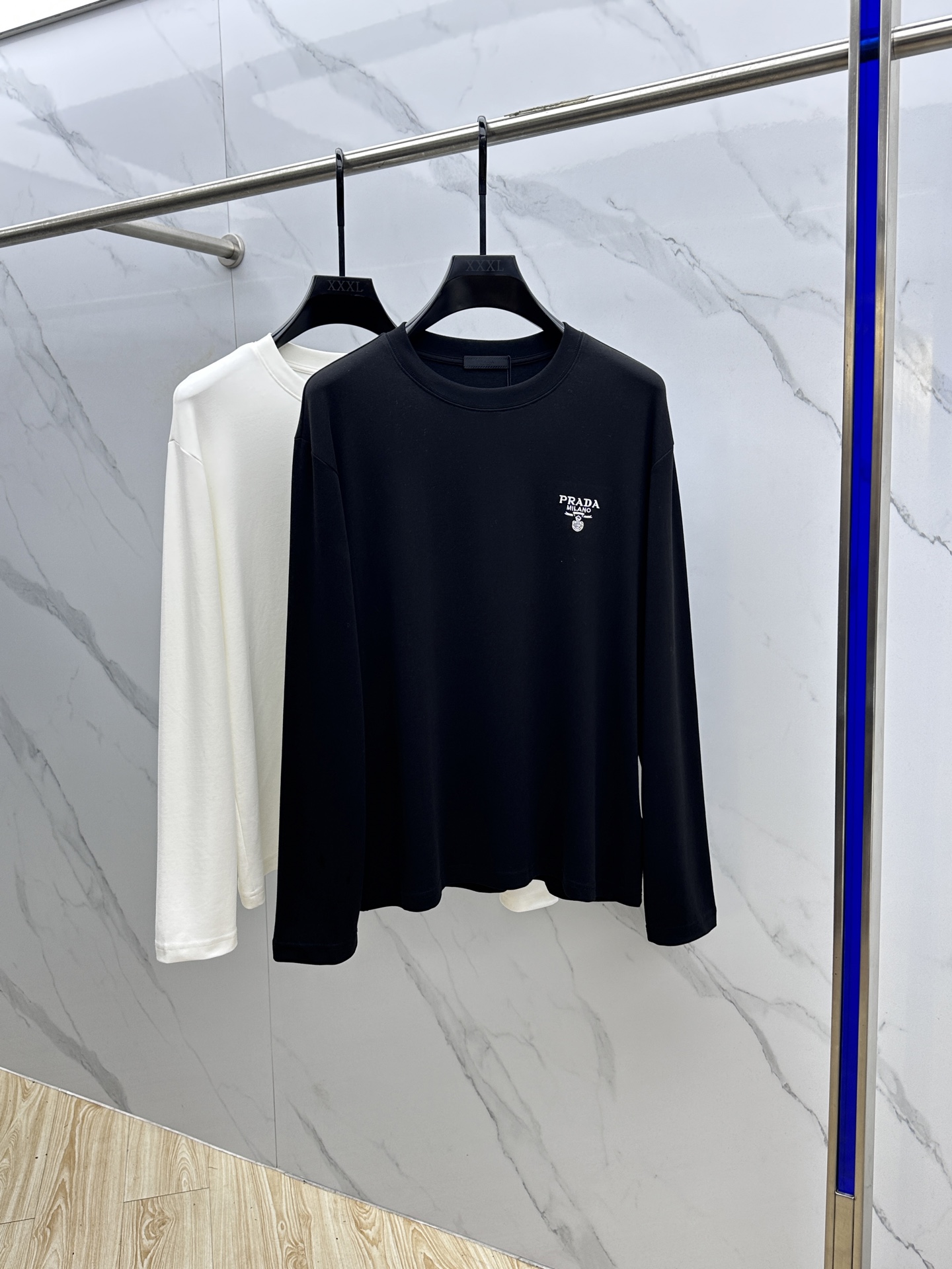 NO:514254,PRADA 2025SS autumn new cotton long-sleeved T-shirt, conveying elegant charm with seasonal tones, making it a good choice for daily matching. The left embroidery implicitly marks the brand identity, the letters are three-dimensional embroidery, fine workmanship, fashionable and atmospheric, comfortable skin, and complete three-standard sizes S-XL,,prada,prada,alexander wang19860909PRADA 普拉达 2025SS秋季新款棉质长袖 T 恤,以当季色调传递典雅韵味,成就日常搭配佳选.左侧刺绣含蓄标注品牌身份,字母立体刺绣工艺、做工精细、时尚大气、贴肤舒适,三标齐全hei 尺码S-XL,,prada,prada,alexander wang,Men's clothing