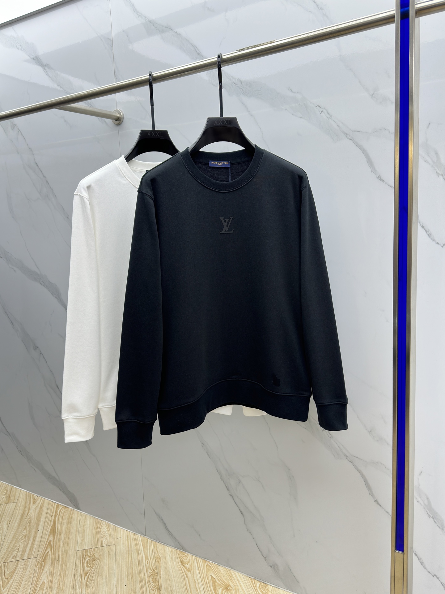 NO:514258,1V* Louis Vuitton 25FW early autumn new round neck sweatshirt, same style for men and women!  Unique and attractive, this sweatshirt has all the quality and quality, comfort, the same style and fashion, including fabric and cutting technology!  Three-dimensional printing technology, pure cotton breathable, comfortable to wear during daily wear, rib knit on the neckline is flat and tight, and the neckline will not be crooked even if it is tossed freely. The loose style will make you find that the upper body looks really good. The overall size is minimalist and neat, and it is super versatile everyday!  It’s a fashionable item that you can look youthful, and xx will never make mistakes!  Code number M-XXLq, louis vuitton, hoodie, sweatshirts, alexander wang198609091V*路易威登 25FW早秋新款圆领卫衣,男女同款！独特吸引人的眼球,这一款卫衣品相品质都在线,舒适度,一如既往的版型,时髦度,包括面料、裁剪工艺上,都是下足了功夫！立体印花工艺,纯棉透气,日常穿着穿感舒适,领口的罗纹针织平整紧密,随意折腾都不会领口歪斜,宽松版型,上身你就会发现真的好好看,整体极简利落,超级日常百搭！随随便便搭配一条裤子就是青春的样子,xx绝不会出错的时髦单品！ 码数M-XXLq,,louis vuitton,hoodie,sweatshirts,alexander wang,Men's clothing