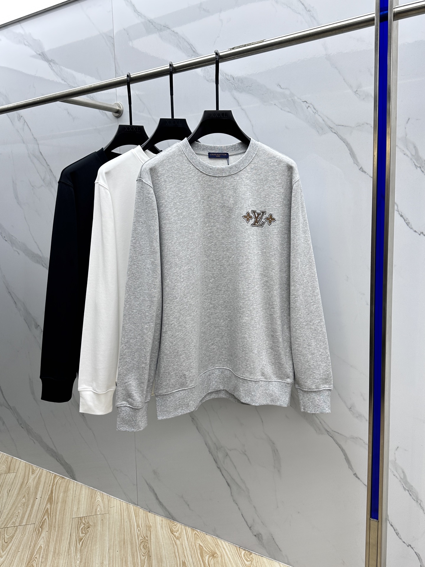 NO:514260,1V* Louis Vuitton 25FW early autumn new round neck sweatshirt, same style for men and women!  Unique and attractive, this sweatshirt has all the quality and quality online, comfortable, and the same style and fashion, including fabrics and cutting techniques!  Three-dimensional printing technology, pure cotton breathable, comfortable to wear during daily wear, rib knit on the neckline is flat and tight, and the neckline will not be crooked even if it is tossed freely. The loose style will make you find that the upper body looks really good. The overall size is minimalist and neat, and it is super versatile everyday!  It’s a fashionable item that you can look youthful, and xx will never make mistakes!  Code number M-XXL, louis vuitton, hoodie, sweatshirts, alexander wang198609091V*路易威登 25FW早秋新款圆领卫衣,男女同款！独特吸引人的眼球,这一款卫衣品相品质都在线,舒适度,一如既往的版型,时髦度,包括面料、裁剪工艺上,都是下足了功夫！立体印花工艺,纯棉透气,日常穿着穿感舒适,领口的罗纹针织平整紧密,随意折腾都不会领口歪斜,宽松版型,上身你就会发现真的好好看,整体极简利落,超级日常百搭！随随便便搭配一条裤子就是青春的样子,xx绝不会出错的时髦单品！ 码数M-XXL,,louis vuitton,hoodie,sweatshirts,alexander wang,Men's clothing