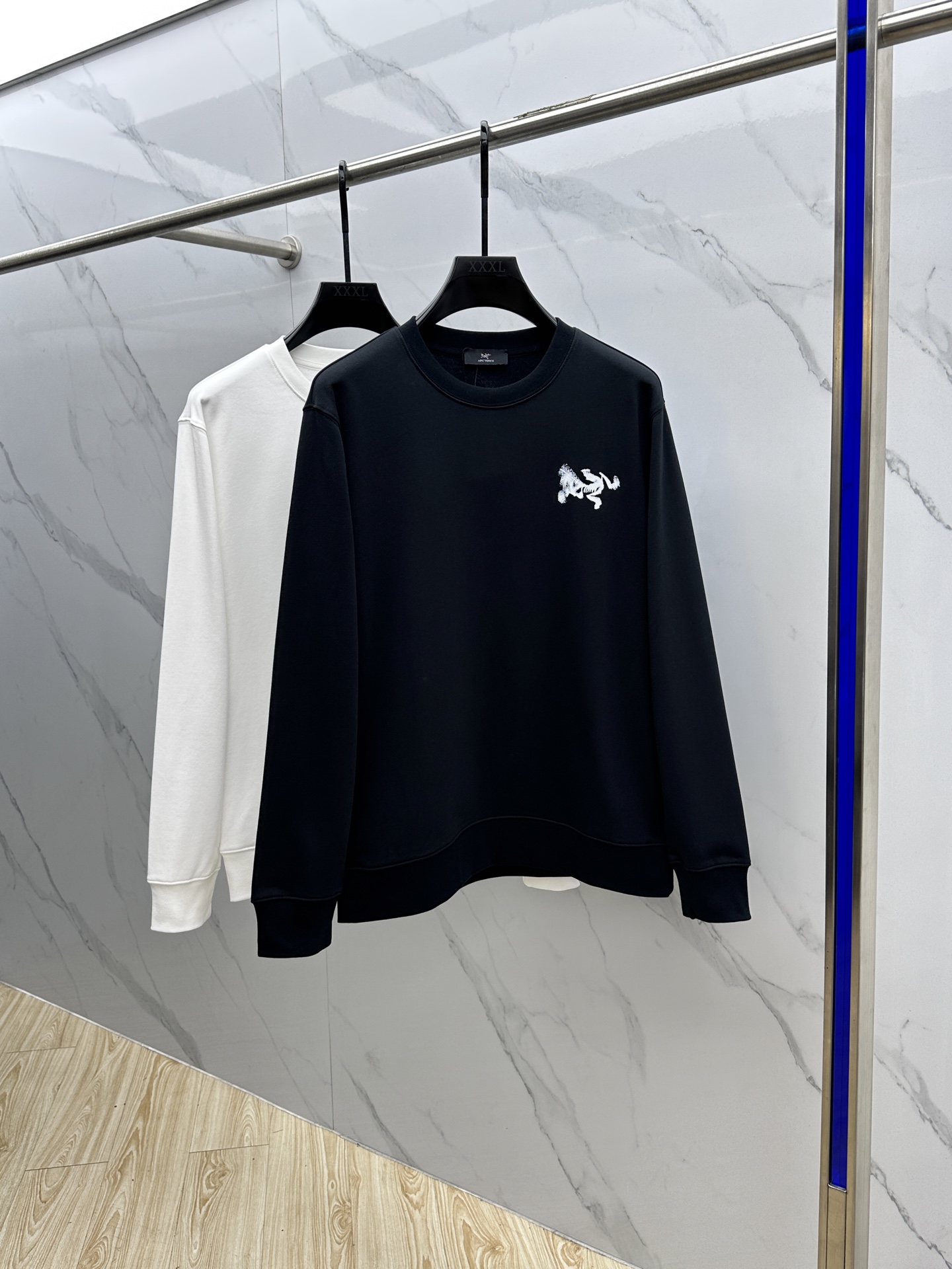 NO:514262,ARC* Archaeopteryx 25FW early autumn new round neck sweatshirt, same style for men and women!  Unique and attractive, this sweatshirt has all the quality and quality, comfort, the same style and fashion, including fabric and cutting technology!  Three-dimensional printing technology, pure cotton breathable, comfortable to wear during daily wear, rib knit on the neckline is flat and tight, and the neckline will not be crooked even if it is tossed freely. The loose style will make you find that the upper body looks really good. The overall size is minimalist and neat, and it is super versatile everyday!  It’s a fashionable item that you can look youthful, and xx will never make mistakes!  Code number M-XXL, arc'teryx, hoodie, sweatshirts, alexander wang19860909ARC*始祖鸟 25FW早秋新款圆领卫衣,男女同款！独特吸引人的眼球,这一款卫衣品相品质都在线,舒适度,一如既往的版型,时髦度,包括面料、裁剪工艺上,都是下足了功夫！立体印花工艺,纯棉透气,日常穿着穿感舒适,领口的罗纹针织平整紧密,随意折腾都不会领口歪斜,宽松版型,上身你就会发现真的好好看,整体极简利落,超级日常百搭！随随便便搭配一条裤子就是青春的样子,xx绝不会出错的时髦单品！ 码数M-XXL,arc'teryx,hoodie,sweatshirts,alexander wang,Men's clothing