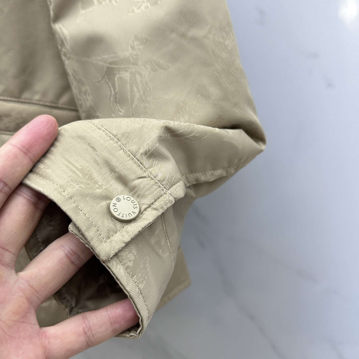 。 🆕1V*路易威登 2025ss早秋新款发布 驴牌翻领夹克外套，提花面料，胸前双口袋装饰，秋季爆款夹薄