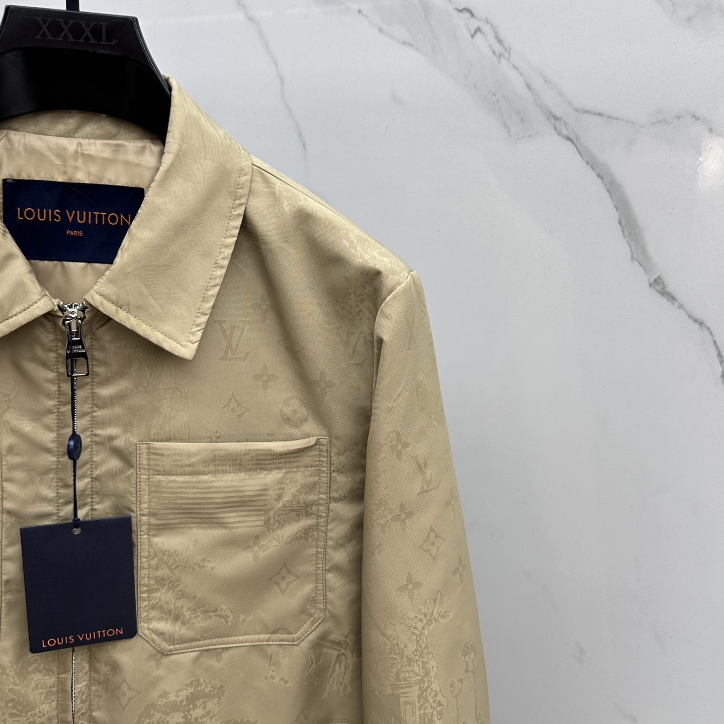 。 🆕1V*路易威登 2025ss早秋新款发布 驴牌翻领夹克外套，提花面料，胸前双口袋装饰，秋季爆款夹薄