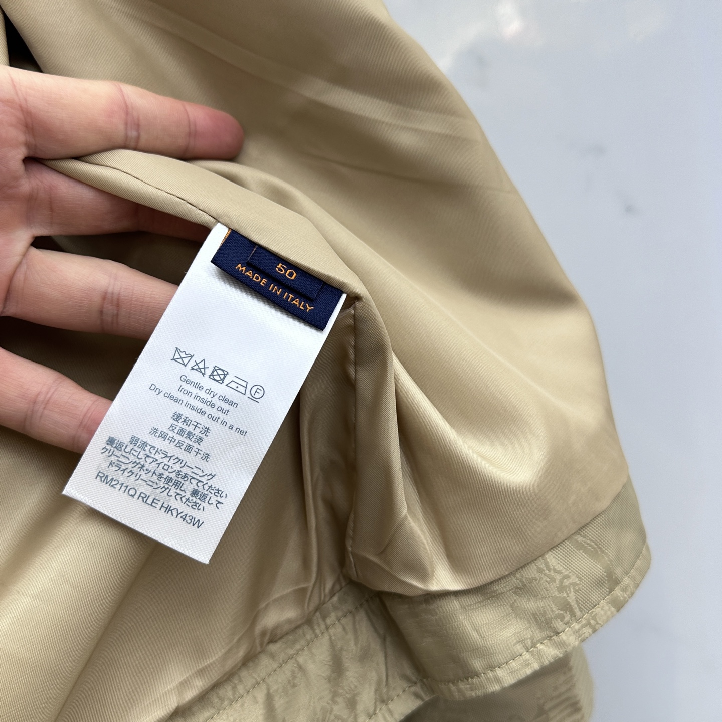 。 🆕1V*路易威登 2025ss早秋新款发布 驴牌翻领夹克外套，提花面料，胸前双口袋装饰，秋季爆款夹薄