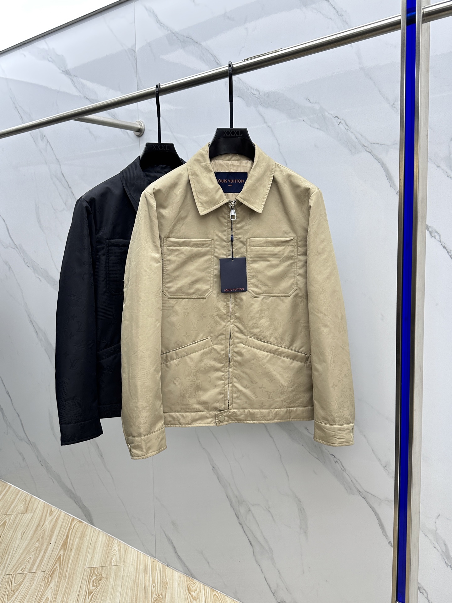 。 🆕1V*路易威登 2025ss早秋新款发布 驴牌翻领夹克外套，提花面料，胸前双口袋装饰，秋季爆款夹薄