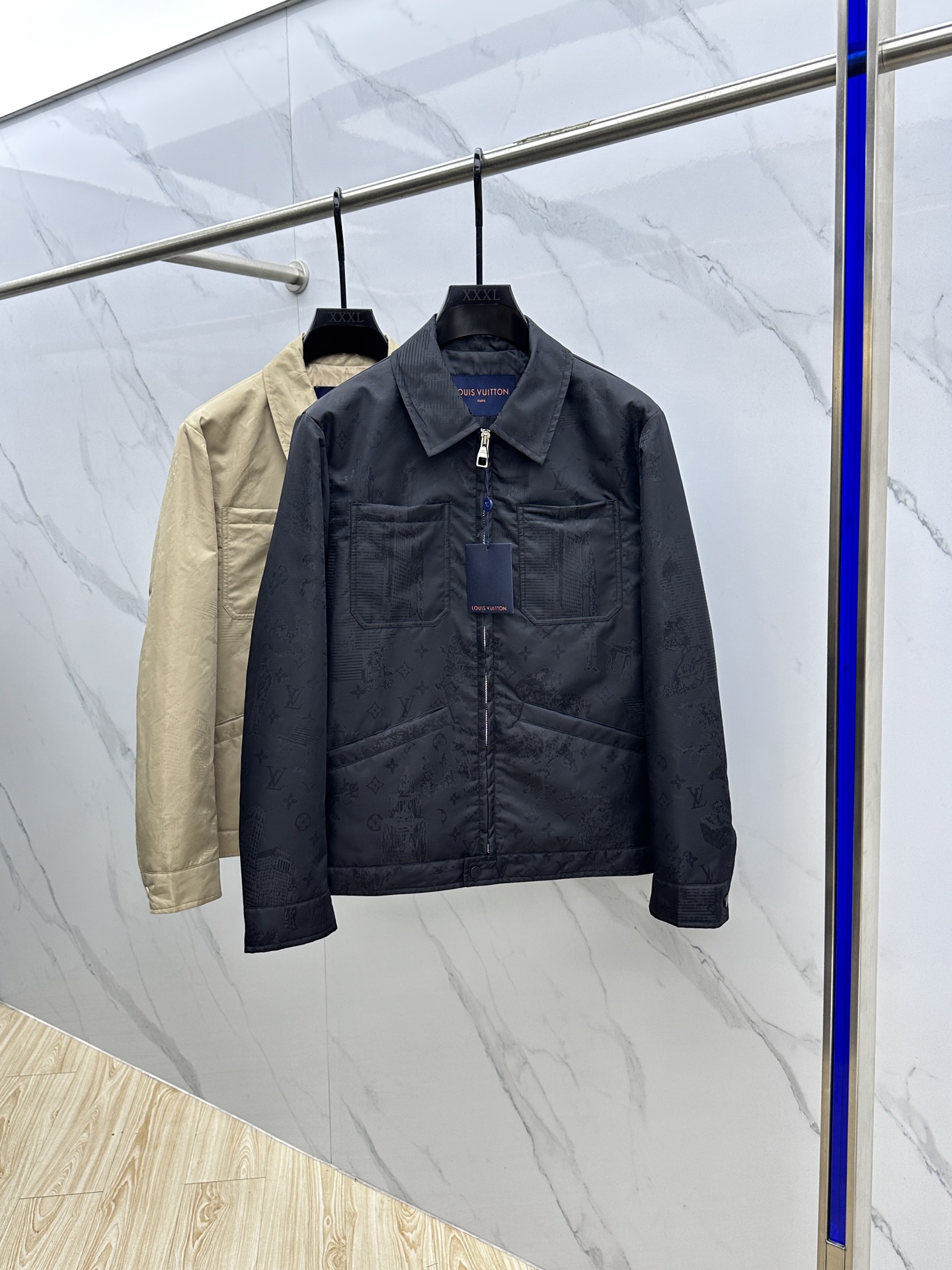 NO:514271,1V* Louis Vuitton 2025ss early autumn new style is released. Donkey brand lapel jacket, jacquard fabric, double pocket decoration on the chest, and a hot autumn thin cotton jacket. It is comfortable and comfortable to wear. It is lazy and casual, combined with clean and simple colors, especially pleasing to look, suitable for daily wear~ I love to launch sports items embellished with vitality prints!  hs size M-3XL, louis vuitton,louis vuitton,jackets & coats,jackets & coats,alexander wang198609091V*路易威登 2025ss早秋新款发布 驴牌翻领夹克外套,提花面料,胸前双口袋装饰,秋季爆款夹薄棉外套,穿上就是舒适自在又显瘦的存在,慵懒而随性,结合干净简单的色系就特别耐看,适合日常穿着~倾情推出缀饰活力印花的运动单品！hs 尺码M-3XL,,louis vuitton,louis vuitton,jackets & coats,jackets & coats,alexander wang,Men's clothing