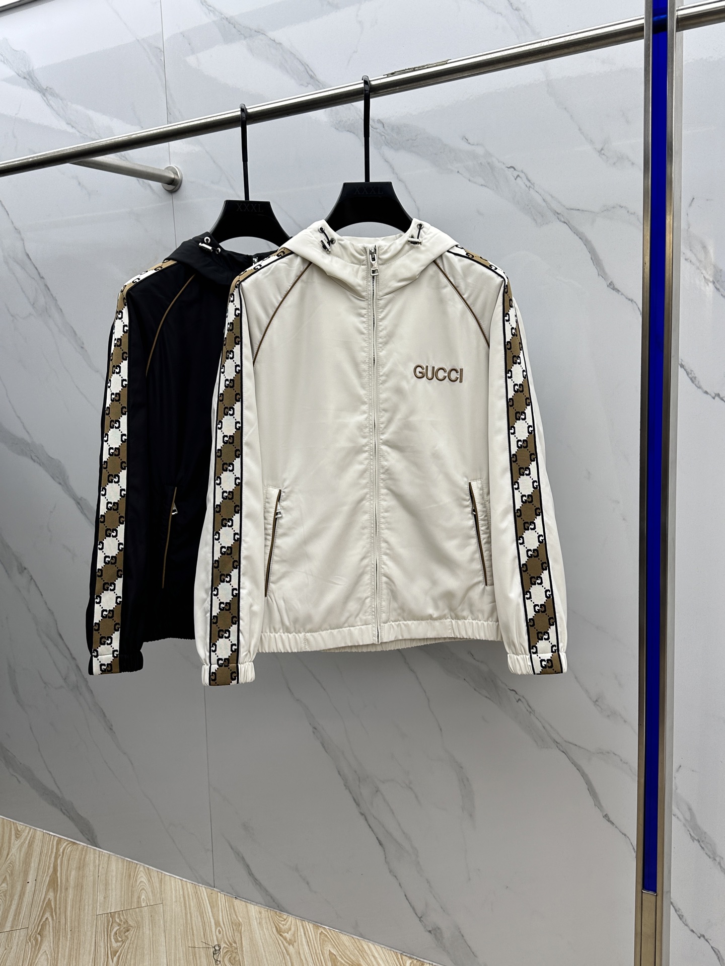 NO:514280,Zegna 2025ss early autumn new style released G-Home Hooded Jacket Thin Cotton Jacket, webbing floating flower letter logo embroidery, autumn hot jacket, memory silk fabric. It is comfortable and comfortable to wear, lazy and casual, combined with clean and simple colors, especially pleasing to look, suitable for daily wear~ I love to launch sports items embellished with vitality prints!  Three-standard HS size M-3XL, zegna, gucci, jackets & coats, jackets & coats, hats, alexander wang19860909Zegna 杰尼亚 2025ss早秋新款发布G家连帽夹克薄棉外套,织带飘花字母logo刺绣,秋季爆款外套,记忆丝质面料.穿上就是舒适自在又显瘦的存在,慵懒而随性,结合干净简单的色系就特别耐看,适合日常穿着~倾情推出缀饰活力印花的运动单品！三标齐全hs 尺码M-3XL,,zegna,gucci,jackets & coats,jackets & coats,hats,alexander wang,Men's clothing