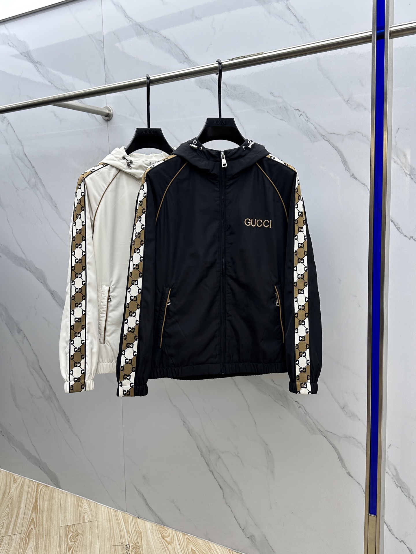 NO:514283,Zegna 2025ss early autumn new style released G-Home Hooded Jacket Thin Cotton Jacket, webbing floating flower letter logo embroidery, autumn hot jacket, memory silk fabric. It is comfortable and comfortable to wear, lazy and casual, combined with clean and simple colors, especially pleasing to look, suitable for daily wear~ I love to launch sports items embellished with vitality prints!  Three-standard HS size M-3XL, zegna, gucci, jackets & coats, jackets & coats, hats, alexander wang19860909Zegna 杰尼亚 2025ss早秋新款发布G家连帽夹克薄棉外套,织带飘花字母logo刺绣,秋季爆款外套,记忆丝质面料.穿上就是舒适自在又显瘦的存在,慵懒而随性,结合干净简单的色系就特别耐看,适合日常穿着~倾情推出缀饰活力印花的运动单品！三标齐全hs 尺码M-3XL,,zegna,gucci,jackets & coats,jackets & coats,hats,alexander wang,Men's clothing