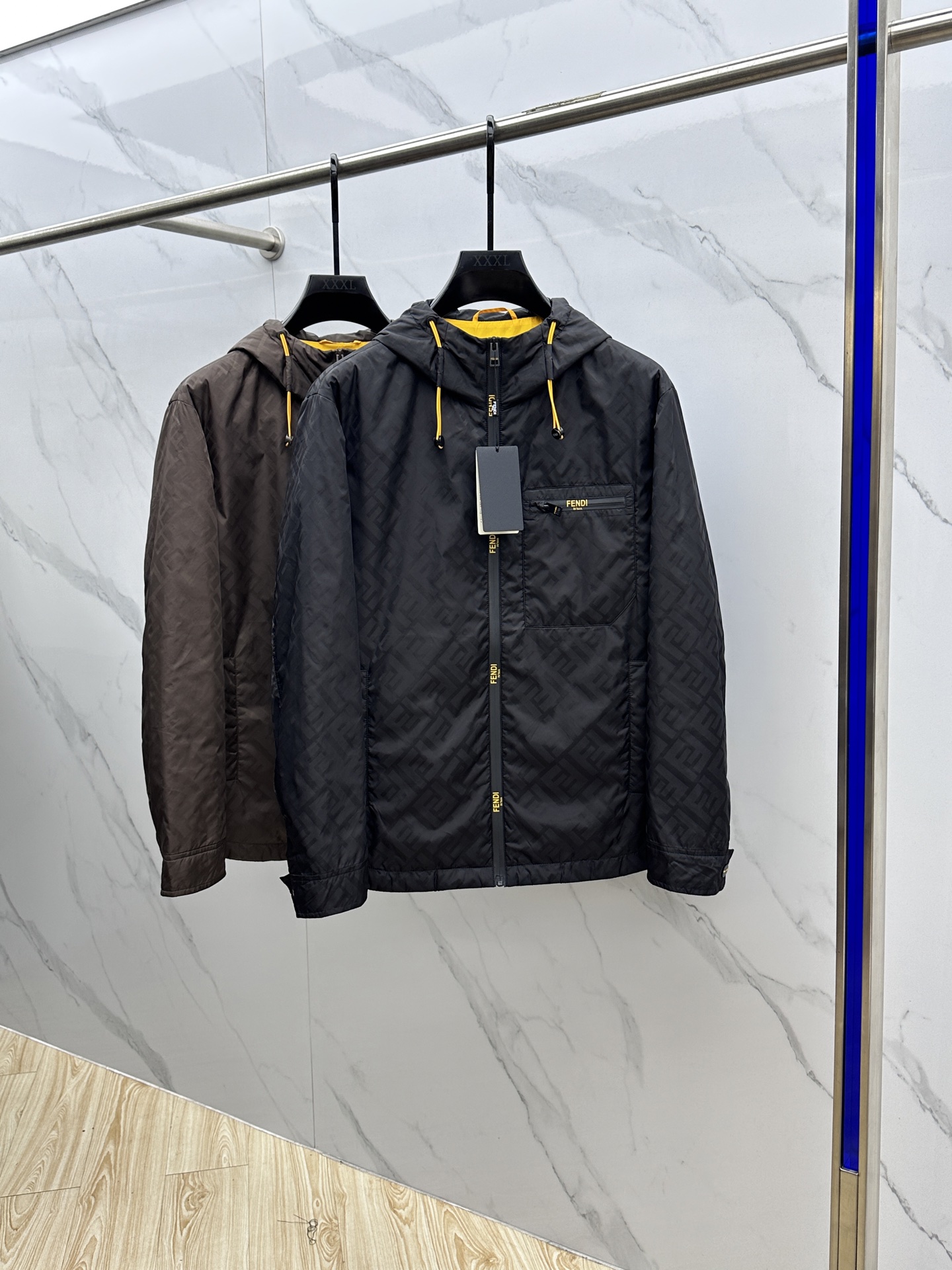 NO:514286,FENDI, the latest 2025 autumn and winter products with cotton hooded windbreaker jacket, available at the same time, original single ruthless goods, casual and fashionable hooded jacket, imported original fabric, top-grade printing craft letter pattern logo, original hardware and accessories decoration, unique design, comfortable and breathable upper body, extremely high grade, handsome upper body, 2 colors recommendation, three standards complete hs code number M-3XL,,fendi,fendi, jackets & coats,hats,alexander wang19860909FENDI 芬迪,2025秋冬最新品加棉连帽风衣外套,同步有售,原单狠货,休闲时尚连帽外套,进口原版面料,顶级印花工艺字母图案logo,原版五金辅料装饰,独特设计,上身舒适透气,档次极高,上身帅气十足,2色推荐,三标齐全hs 码数M-3XL,,fendi,fendi,jackets & coats,hats,alexander wang,Men's clothing