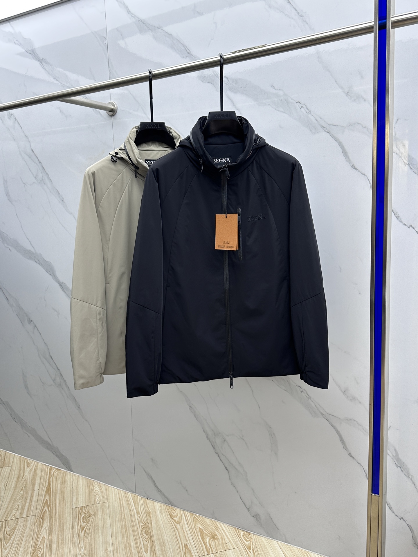 NO:514292,Zegna 2025ss early autumn new style is released. Zegna hooded jacket thin cotton jacket, zipper letter logo decoration on the chest, exquisite and exquisite details. The autumn hot jacket is comfortable and comfortable to wear, lazy and casual, combined with clean and simple colors, it is particularly durable and suitable for daily wear~ I love to launch sports items embellished with vitality prints!  Three-standard HS size M-3XL, zegna, jackets & coats, jackets & coats, hats, alexander wang19860909Zegna 杰尼亚 2025ss早秋新款发布 杰尼亚连帽夹克薄棉外套,胸前拉链字母logo装饰,细节精湛考究.秋季爆款外套,穿上就是舒适自在又显瘦的存在,慵懒而随性,结合干净简单的色系就特别耐看,适合日常穿着~倾情推出缀饰活力印花的运动单品！三标齐全hs 尺码M-3XL,,zegna,jackets & coats,jackets & coats,hats,alexander wang,Men's clothing