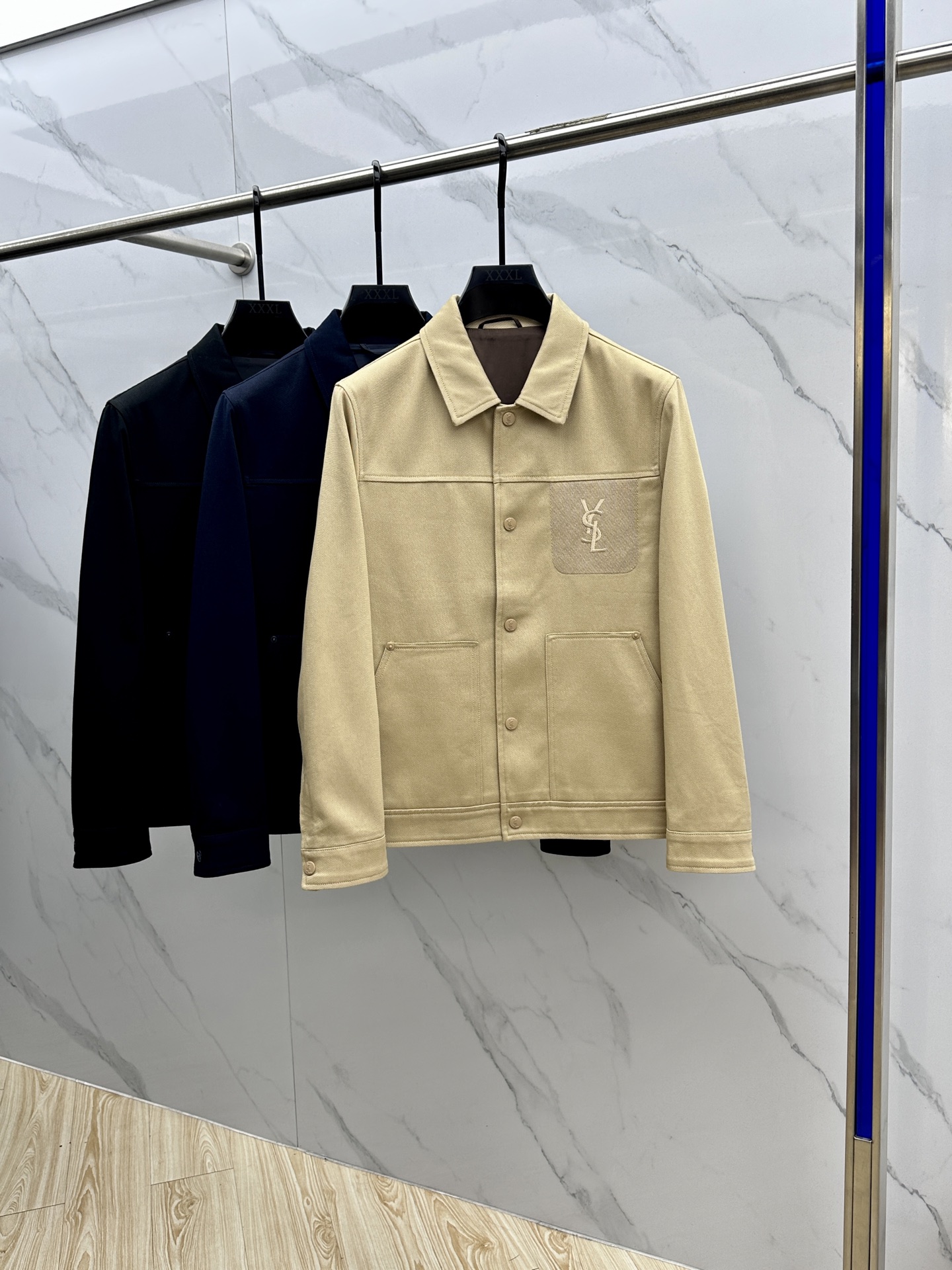 NO:514289,YSL Saint Laurent 2025SS Autumn and Winter New Jacket Lapel Series Customized Denim Fabric High breathability and comfort, impeccable details, brand element design concept, reflecting high quality. It feels delicate and soft!  It is casually cut, with a great upper body style!  Wearing it is comfortable and slim, lazy and casual, combined with clean and simple colors, it is particularly pleasing to look at, suitable for daily wear~ I love to launch sports items embellished with vitality prints to welcome the arrival of the warm season. hs size 48-56, saint laurent, saint laurent, jackets & coats, jackets & coats, alexander wang19860909YSL圣罗兰 2025SS秋冬新品夹克外套翻领系列 定制牛仔面料 透气舒适度高,细节无可挑剔,品牌元素设计理念,体现高品质.手感细腻柔软！呈现休闲裁剪,上身版型超赞！穿上就是舒适自在又显瘦的存在,慵懒而随性,结合干净简单的色系就特别耐看,适合日常穿着~倾情推出缀饰活力印花的运动单品,迎接温暖季节的到来.hs 尺码48-56,,saint laurent,saint laurent,jackets & coats,jackets & coats,alexander wang,Men's clothing