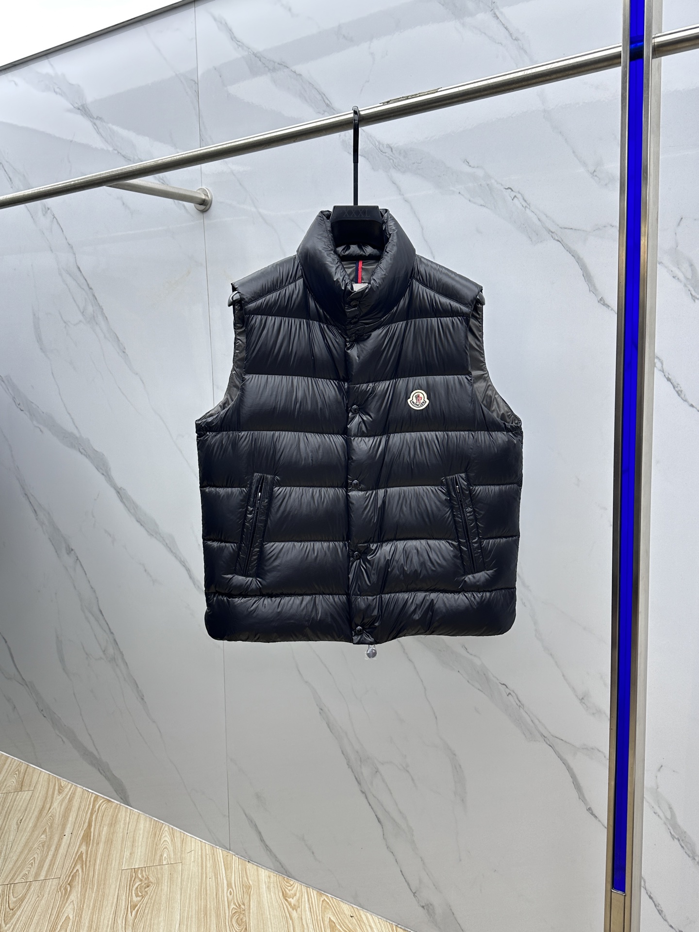 NO:571368,Moncler Mouth 2025 Autumn and Winter New Down Vest Original Customized Hardware Accessories All Imported Original Customization Welcome to Compare Absolutely High Quality Made of Top 95 White Duck Down Super Soft Filled with Fluffy and Plump Super Heavy Fabric Workmanship Perfect Fit Pay Attention to Fabric Super Comfort Exclusive Model Non-Market Goods Same Style for Men and Women hs Sizes 48-56, Moncler, down jacket, alexander wang19860909Moncler蒙口 2025秋冬新款羽绒马甲原版订制五金配件全进口原版定制 欢迎对比 绝对的高品质 采用顶级95白鸭绒 超柔软 充羽量蓬松饱满 超级重面料做工杠杠的版型完美 注意面料超舒服 独家款 非市场货 男女同款hs 尺码48-56,,Moncler,down jacket,alexander wang,Men's clothing