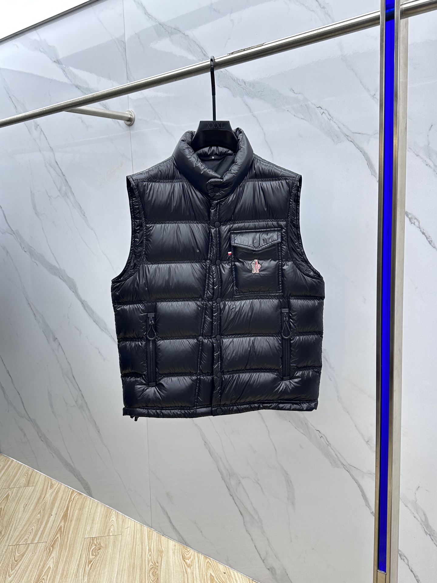NO:571372,Moncler Mouth 2025 Autumn and Winter New Down Vest Original Customized Hardware Accessories All Imported Original Customization Welcome to Compare Absolutely High Quality Made of Top 95 White Duck Down Super Soft Filled with Fluffy and Plump Super Heavy Fabric Workmanship Perfect Fit Pay Attention to Fabric Super Comfort Exclusive Model Non-Market Goods Same Style for Men and Women High Versions Pay Attention to Distinguish hs Sizes 48-56, Moncler, down jacket, alexander wang19860909Moncler蒙口 2025秋冬新款羽绒马甲原版订制五金配件全进口原版定制 欢迎对比 绝对的高品质 采用顶级95白鸭绒 超柔软 充羽量蓬松饱满 超级重面料做工杠杠的版型完美 注意面料超舒服 独家款 非市场货 男女同款 高版本注意区分hs 尺码48-56,,Moncler,down jacket,alexander wang,Men's clothing
