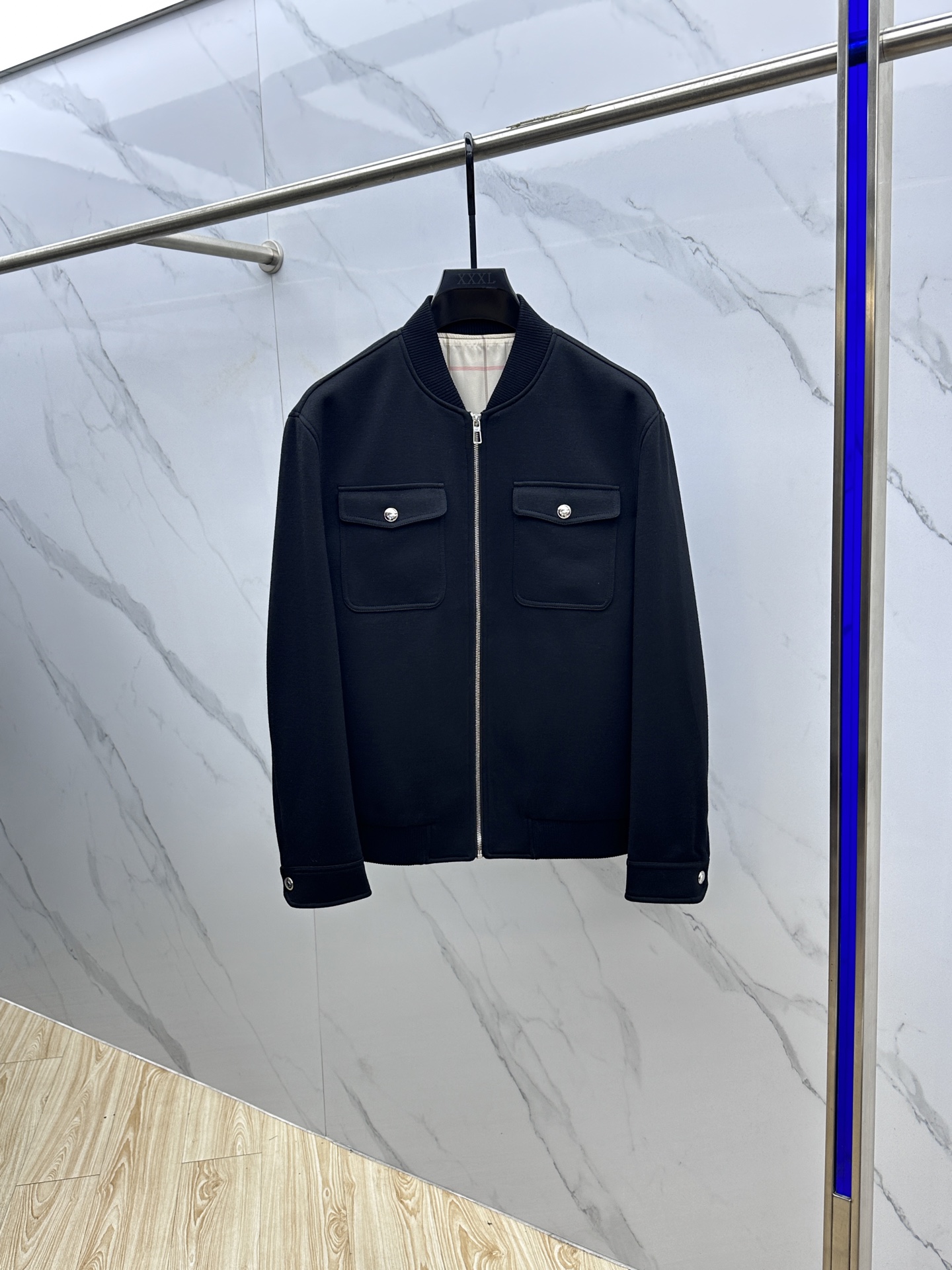 NO:530223,LP New Baseball Suit Jacket!  Exclusive custom fabric, simple and elegant, clean and neat tailored, soft, glutinous and dry, and the upper body effect is crisp and stylish. The three-dimensional cutting process and the pattern are all high-standard and appropriate silhouette versions!  It is not tight yet. With so many top-level raw materials, we create high-end products with unparalleled value, and the upper body effect is super good!  hs size M-3XL, loro piana, jackets & coats, jackets & coats, alexander wang19860909LP 新品棒球服外套夹克！独家定制面料,简单大方 干净利落剪裁 ,手感软糯干爽,上身效果挺括有型.立体裁剪工艺,版型上都是高标准,恰当好处的廓型版！又恰恰不紧绷,如此众多的顶级原料,打造出价值感无与伦比的高端产品,上身效果超级好看！hs 尺码M-3XL,,loro piana,jackets & coats,jackets & coats,alexander wang,Men's clothing