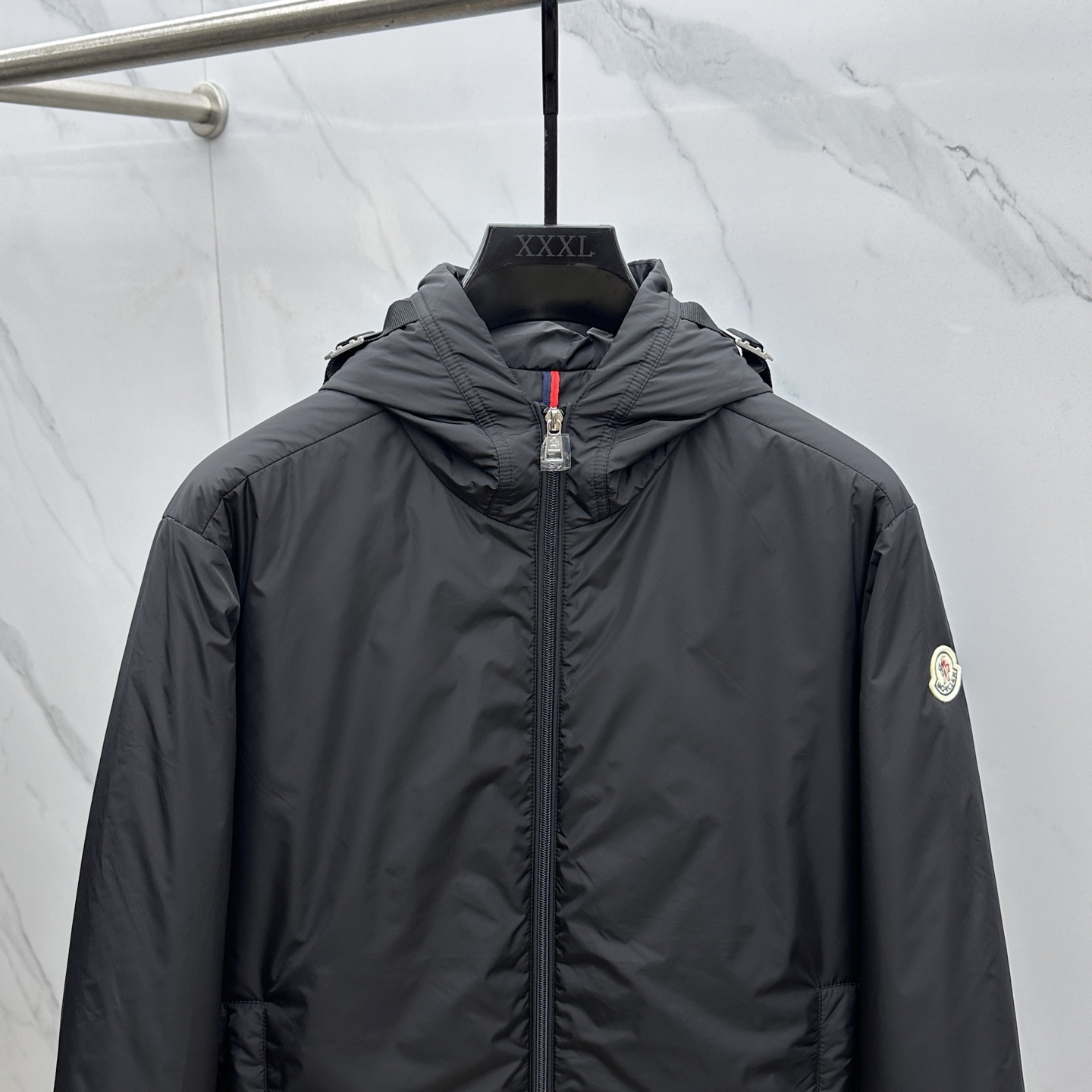 。🆕Moncler蒙口 25秋冬连帽织带秋冬新款连帽内里夹棉，轻薄保暖，上身版型好到爆！这个秋冬绝对值得