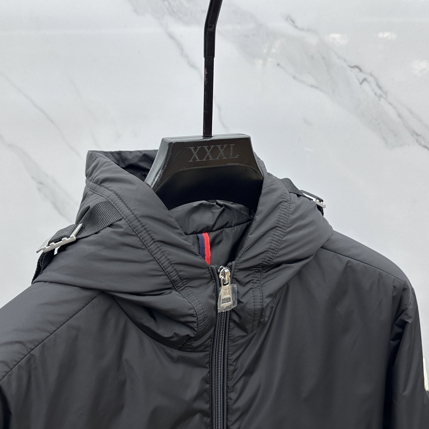 。🆕Moncler蒙口 25秋冬连帽织带秋冬新款连帽内里夹棉，轻薄保暖，上身版型好到爆！这个秋冬绝对值得