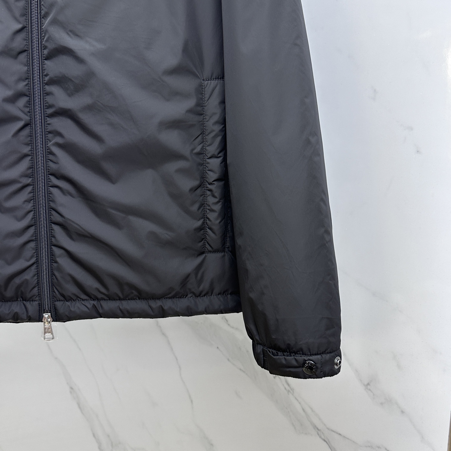 。🆕Moncler蒙口 25秋冬连帽织带秋冬新款连帽内里夹棉，轻薄保暖，上身版型好到爆！这个秋冬绝对值得