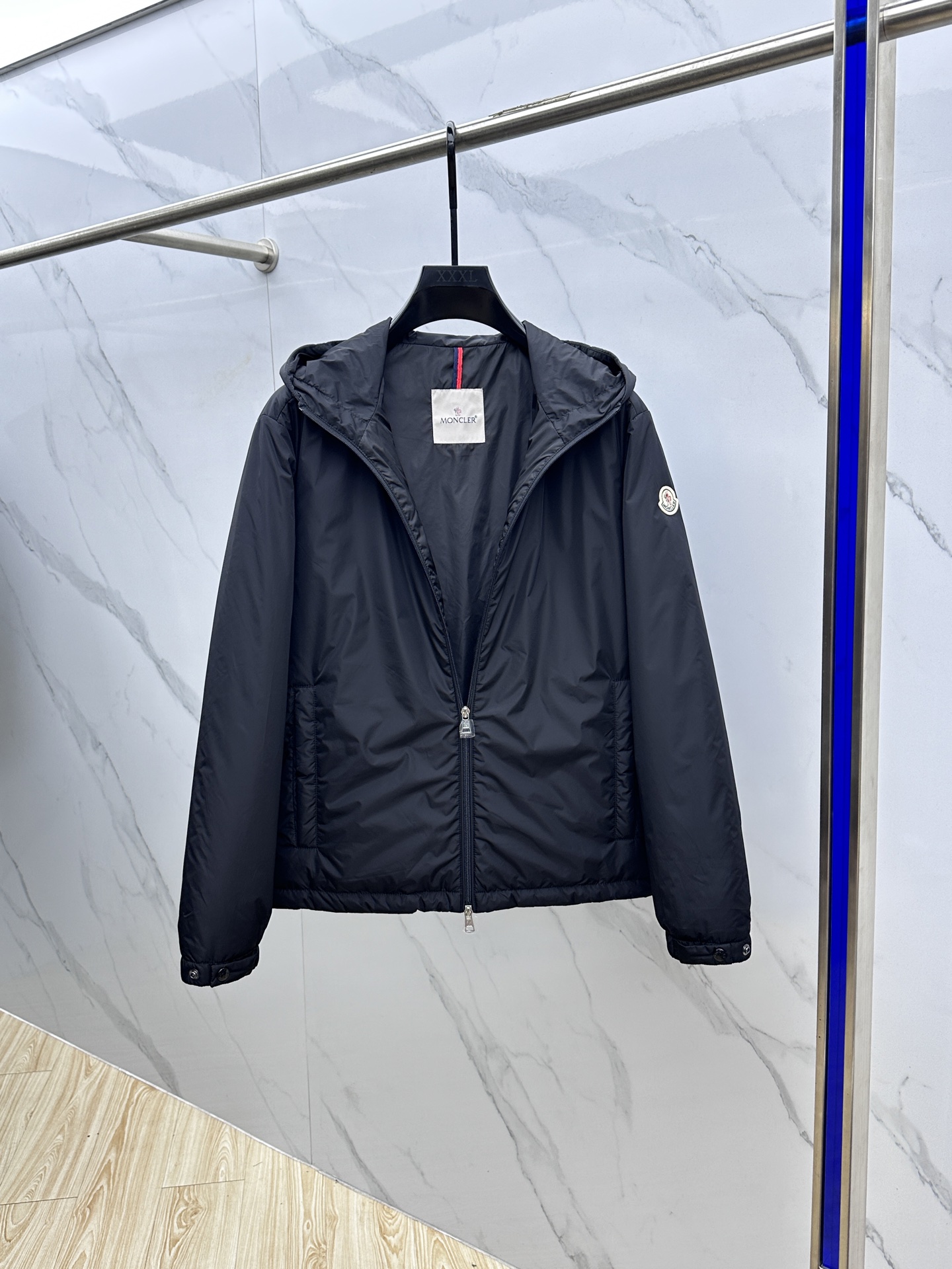 。🆕Moncler蒙口 25秋冬连帽织带秋冬新款连帽内里夹棉，轻薄保暖，上身版型好到爆！这个秋冬绝对值得