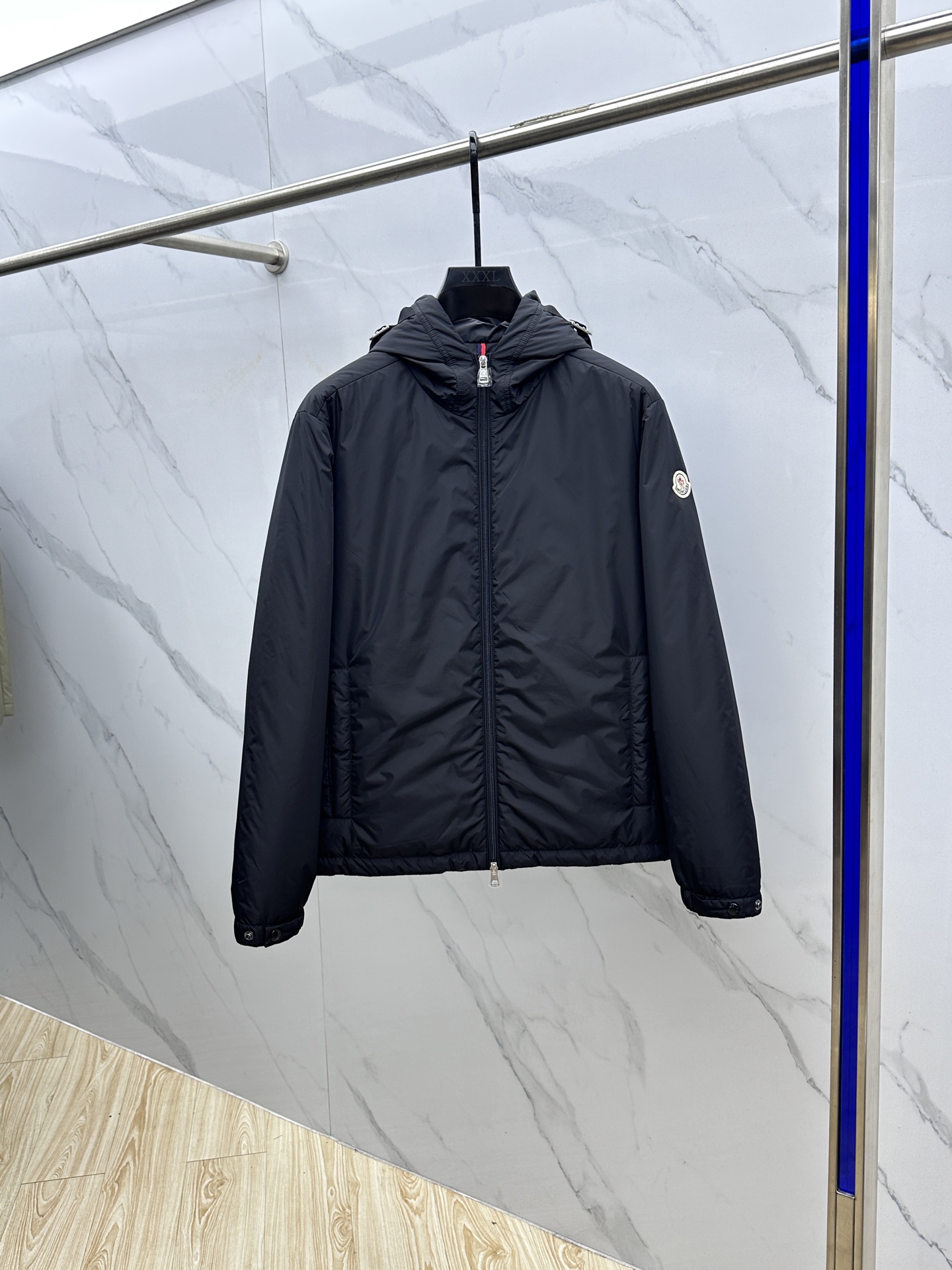 NO:530225,Moncler cover, 25 autumn and winter hooded webbing, the new autumn and winter hooded inner cotton is light and warm, and the upper body is so beautiful!  This autumn and winter is definitely worth buying. I sincerely recommend this model made of imported materials. It is matched with exquisite car line skills. Its luxury and texture are obvious!  Handsome and casual!  It is not only fashionable, but also practical. It uses the latest technological fabric materials to create a completely different style of dressing!  The inner 1200C cotton filling enhances the cleverness, while also ensuring comfort and warmth!  Showcase the high-end texture of the brand!  The car line is smooth and even, and the details show the ingenious craftsmanship!  The style is capable and stylish, and it is the first choice for high-quality men!  Make the overall shape more chic and refined!  Whether it is daily leisure or formal occasions, you can show confidence and personality with this item!  Whether it is matched or suit pants, it can show a manly style that coexists with fashion and taste!  Whether in a cold winter or a warm indoor, this model can become an indispensable part of your fashionable look. Let us pursue fashion together. hs code: M-3XL, Moncler, business suit, hats, alexander wang19860909Moncler蒙口 25秋冬连帽织带 秋冬新款连帽内里夹棉,轻薄保暖,上身版型好到爆！这个秋冬绝对值得入手,真心推荐此款取材客供进口材质制成,搭配精湛的车线技艺,其奢华度与质感都目了然！帅气又随性！不仅具有时尚感,还兼具实穿性 采用最新科技面料材质,打造出截然不同的穿搭风格！ 内里夹1200C棉填充提升了挺括感,同时也保证了舒适和保暖性！彰显品牌的高端质感！车线平顺均匀,细节尽显匠心工艺！版型干练有型,是高品位男士们的首选！使整体造型更加别致与精致！无论是日常休闲还是正式场合,在这件的陪伴下都能展现出自信和个性！无论是搭配还是西装裤,都能展现出时尚与品味并存的男士风范！无论是在寒冷的冬日还是温暖的室内,这款都能成为你时尚造型中不可或缺的一部分,让我们一起追求时尚.hs 码数:M-3XL,,Moncler,business suit,hats,alexander wang,Men's clothing