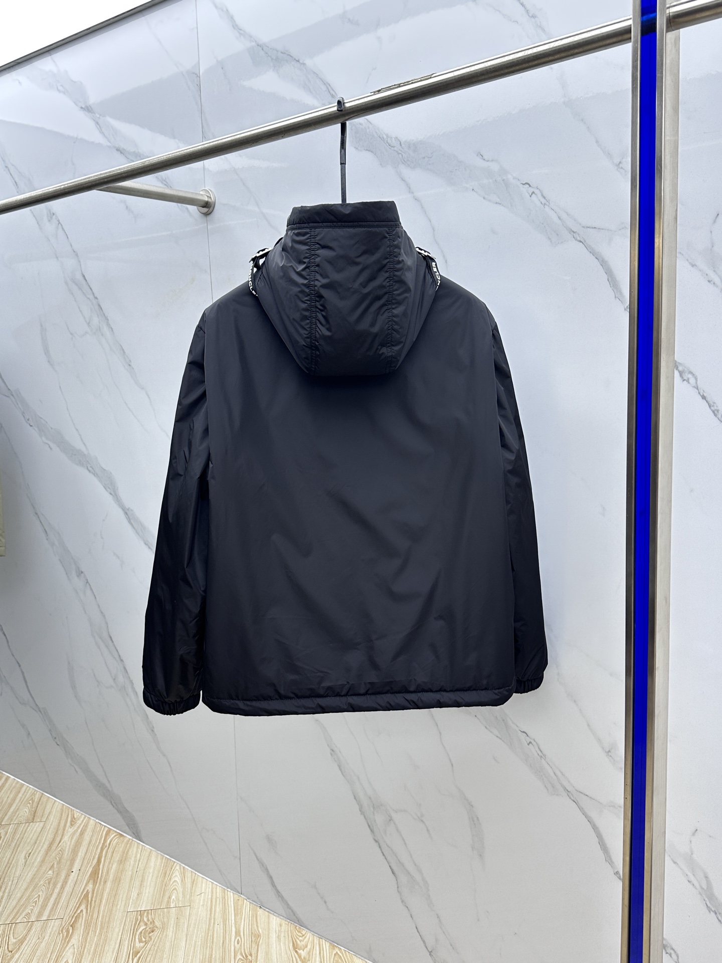 。🆕Moncler蒙口 25秋冬连帽织带秋冬新款连帽内里夹棉，轻薄保暖，上身版型好到爆！这个秋冬绝对值得