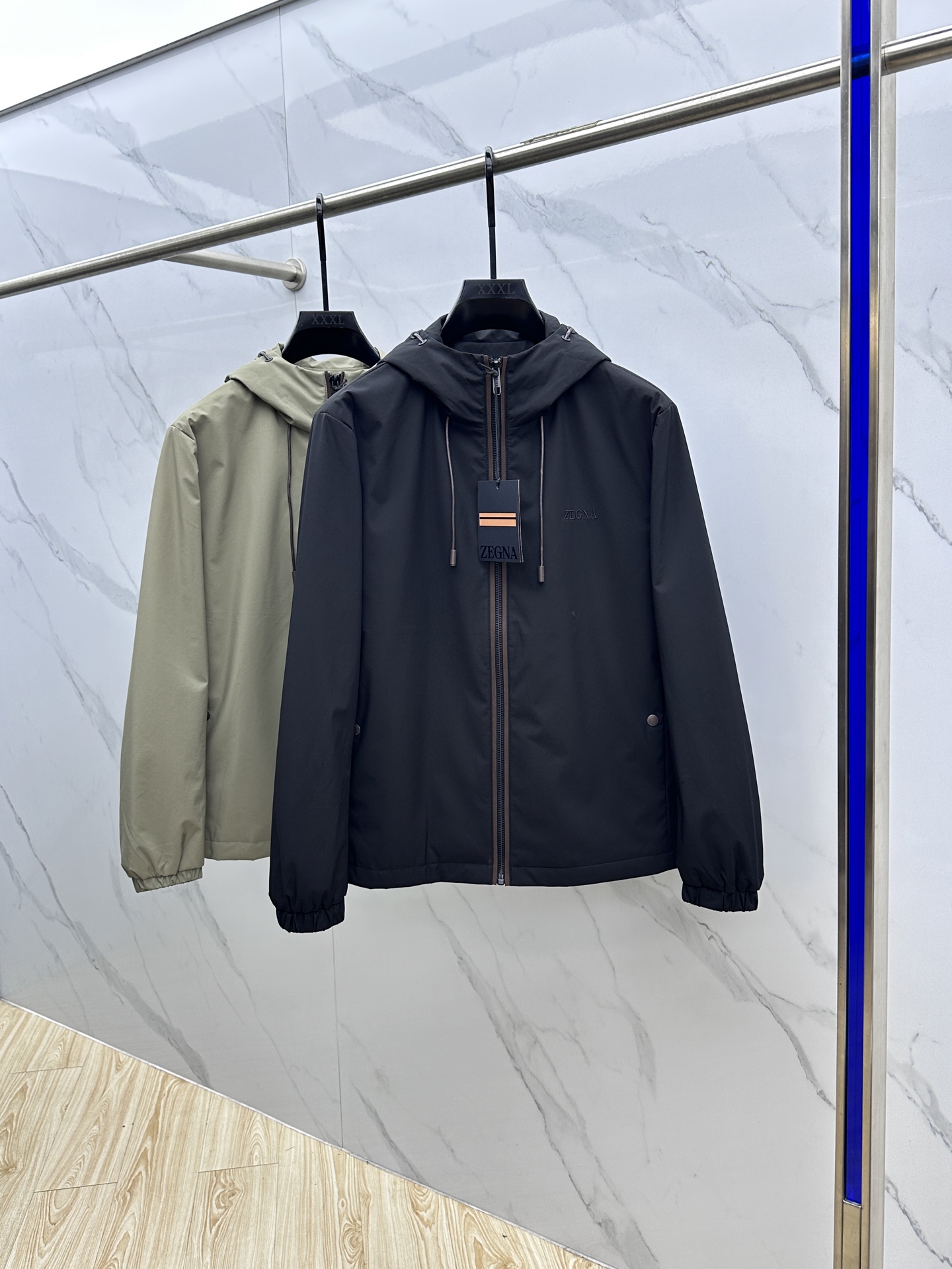 NO:530227,Zegna 2025ss early autumn new style is released. Zegna cotton hooded jacket, letter logo embroidery, autumn hot jacket, fixed-woven and dyed fabrics are comfortable and comfortable to wear, lazy and casual, combined with clean and simple colors, especially durable, suitable for daily wear~ I love to launch sports items embellished with vitality prints!  hs size M-3XL complete three standards, zegna, jackets & coats, jackets & coats,hats,alexander wang19860909Zegna 杰尼亚 2025ss早秋新款发布 杰尼亚夹棉连帽夹克外套,字母logo刺绣,秋季爆款外套,定织定染面料穿上就是舒适自在又显瘦的存在,慵懒而随性,结合干净简单的色系就特别耐看,适合日常穿着~倾情推出缀饰活力印花的运动单品！hs 尺码M-3XL 三标齐全,,zegna,jackets & coats,jackets & coats,hats,alexander wang,Men's clothing