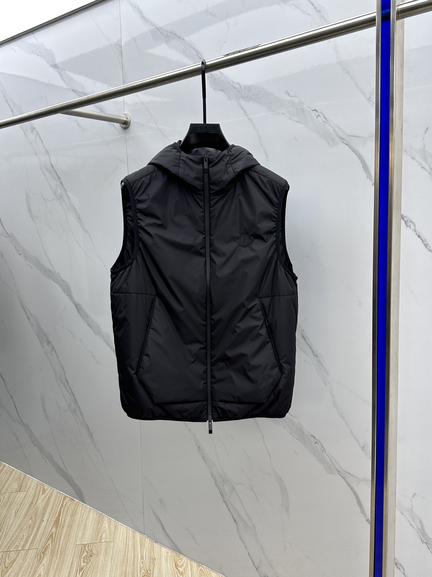 NO:530231,Moner 2025ss early autumn new style released a hooded cotton vest, a popular autumn style, a thin cotton design, it is comfortable and comfortable to wear, lazy and casual, combined with a clean and simple color scheme, it is particularly pleasing to look at and suitable for daily wear~ I love to launch sports items embellished with vitality prints!  hs size M-3XL H2025 new model first release, Moncler, hats, alexander wang19860909Moner 蒙口 2025ss早秋新款发布连帽夹棉马甲,秋季爆款,夹薄棉设计,穿上就是舒适自在又显瘦的存在,慵懒而随性,结合干净简单的色系就特别耐看,适合日常穿着~倾情推出缀饰活力印花的运动单品！hs 尺码M-3XL H2025新款首发,,Moncler,hats,alexander wang,Men's clothing