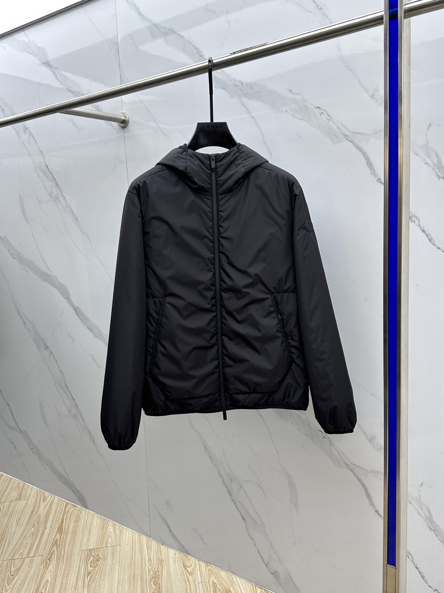 NO:530233,Moner 2025ss early autumn new style released hooded cotton cotton jacket, a hot autumn style, thin cotton design, it is comfortable and comfortable to wear, lazy and casual, combined with clean and simple colors, it is particularly durable and suitable for daily wear~ I love to launch sports items embellished with vitality prints!  hs size M-3XL complete three specifications H2025 new model first release, Moncler, hats, alexander wang19860909Moner 蒙口 2025ss早秋新款发布连帽夹棉棉服,秋季爆款,夹薄棉设计,穿上就是舒适自在又显瘦的存在,慵懒而随性,结合干净简单的色系就特别耐看,适合日常穿着~倾情推出缀饰活力印花的运动单品！hs 尺码M-3XL 三标齐全 H2025新款首发,,Moncler,hats,alexander wang,Men's clothing