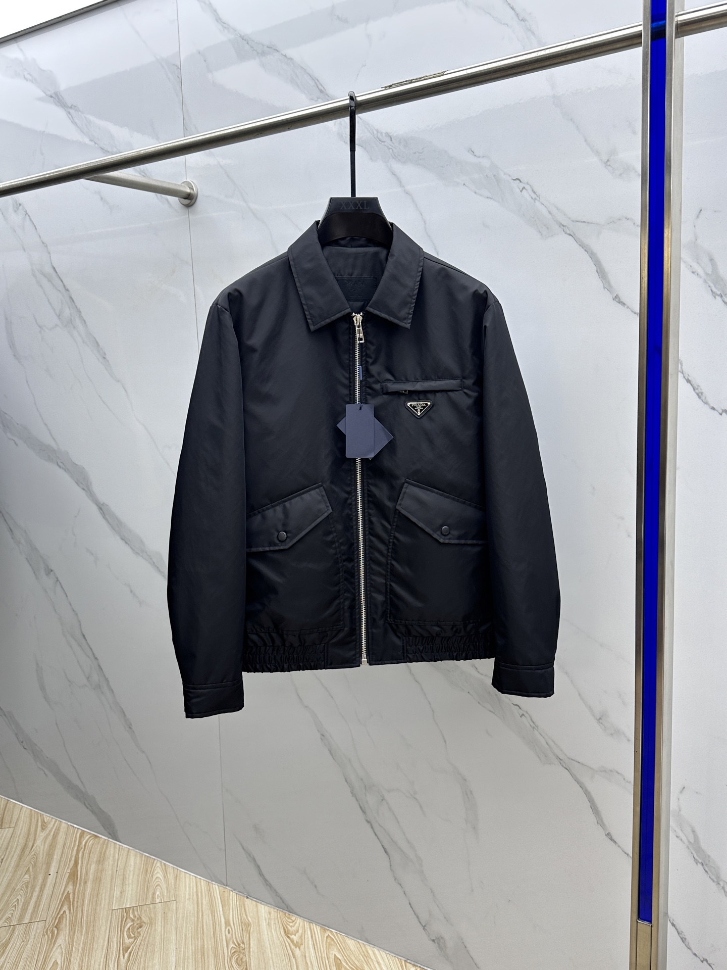 NO:530237,Prada 2025ss early autumn new style is released. Prada lapel cotton jacket, a popular autumn thin cotton jacket, which makes you feel comfortable and slim when worn. It is lazy and casual. Combined with clean and simple colors, it is particularly pleasing to look at. It is suitable for daily wear~ I love to launch sports items embellished with vitality prints!  hs size M-3XL complete three standards, prada, prada, jackets & coats, alexander wang19860909Prada 普拉达 2025ss早秋新款发布 普拉达翻领夹棉外套,秋季爆款夹薄棉设计外套,穿上就是舒适自在又显瘦的存在,慵懒而随性,结合干净简单的色系就特别耐看,适合日常穿着~倾情推出缀饰活力印花的运动单品！hs 尺码M-3XL 三标齐全,,prada,prada,jackets & coats,alexander wang,Men's clothing