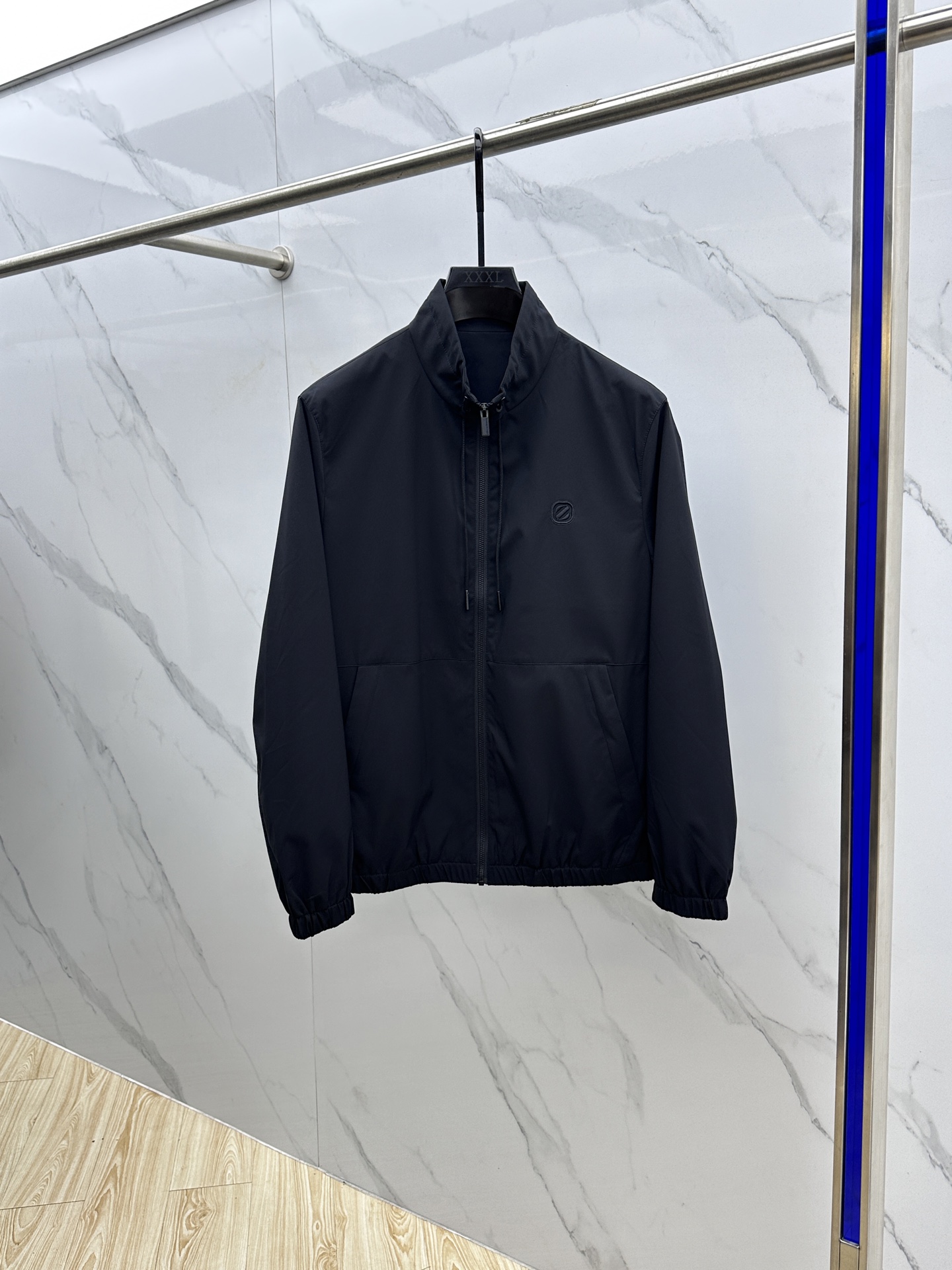 NO:530239,ZEGNA*Jenia 2025ss Fall New Thin Jacket Stand Collar, Customized High Quality Polyester Fabric!  Top-level fashion brand elements logo embroidery design, complete with three specifications!  The original hardware and accessories have smooth lines and exquisite craftsmanship, excellent upper body style, comfortable fabric, windproof and warm, and casual matching are very fashionable, handsome, casual and fashionable men's must-have!  hs size M-3XL, zegna, jackets & coats,alexander wang19860909ZEGNA*杰尼亚 2025ss秋季新款薄夹克立领,定制高品质聚酯纤维面料！顶级时尚大牌元素logo刺绣设计,三标齐全！原版五金辅料,线条流畅,工艺精致,上身版型超赞,面料舒适,挡风保暖,随意搭配都非常时尚帅气休闲时尚男仕必备款哦！hs 尺码M-3XL,,zegna,jackets & coats,alexander wang,Men's clothing