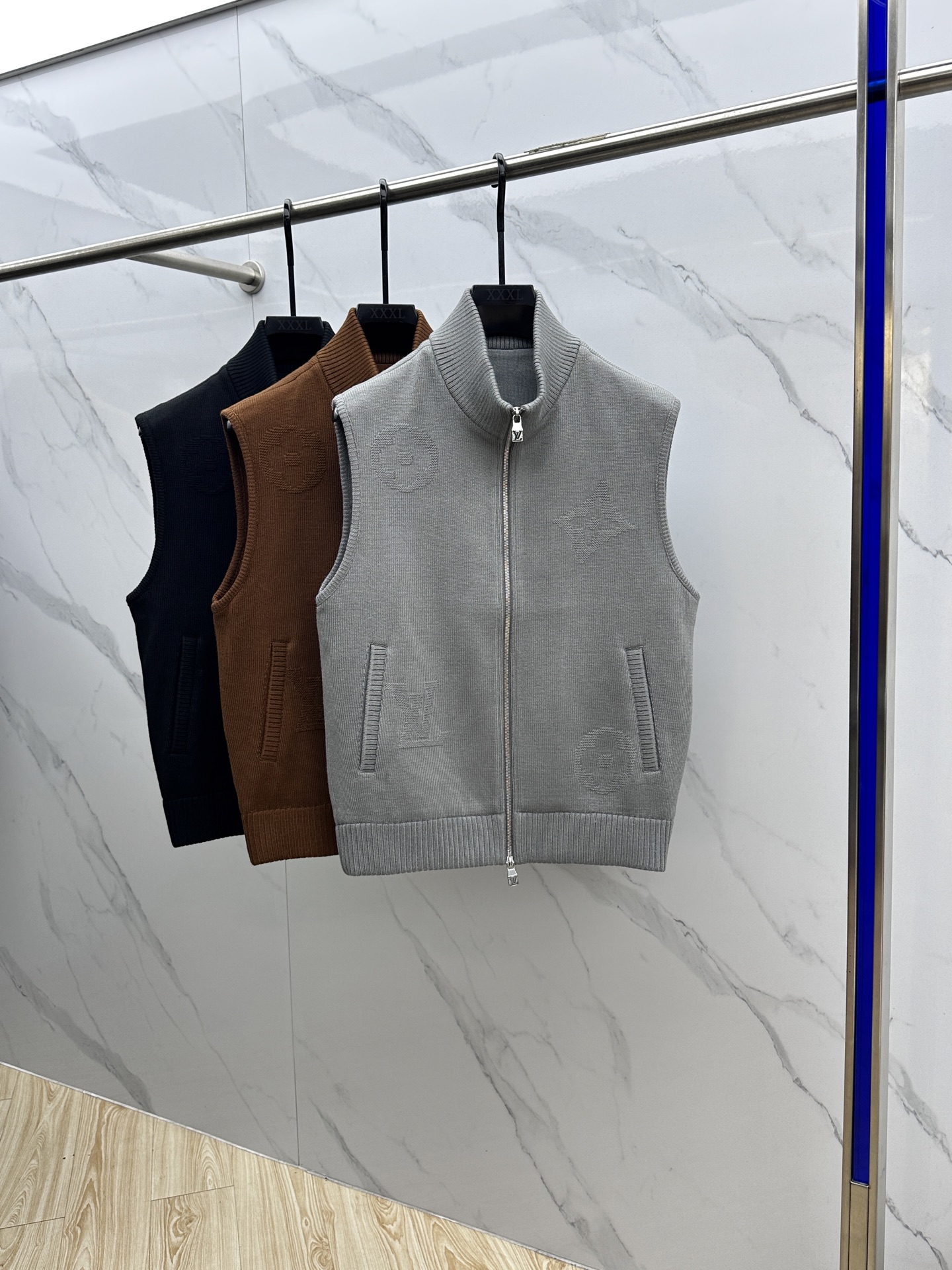 NO:530241,LV* Louis Vuitton 2025ss early autumn new style is released. Donkey-brand stand-collar vest jacket, autumn hot wool knit vest jacket, it is comfortable and comfortable to wear, lazy and casual, combined with clean and simple colors, it is particularly pleasing to look at, suitable for daily wear~ I love to launch sports items embellished with vitality prints!  hs size M-3XL complete three standards, louis vuitton,louis vuitton,louis vuitton,jackets & coats,alexander wang19860909LV*路易威登 2025ss早秋新款发布 驴牌立领马甲外套,秋季爆款羊毛针织马甲外套,穿上就是舒适自在又显瘦的存在,慵懒而随性,结合干净简单的色系就特别耐看,适合日常穿着~倾情推出缀饰活力印花的运动单品！hs 尺码M-3XL 三标齐全,,louis vuitton,louis vuitton,louis vuitton,jackets & coats,alexander wang,Men's clothing