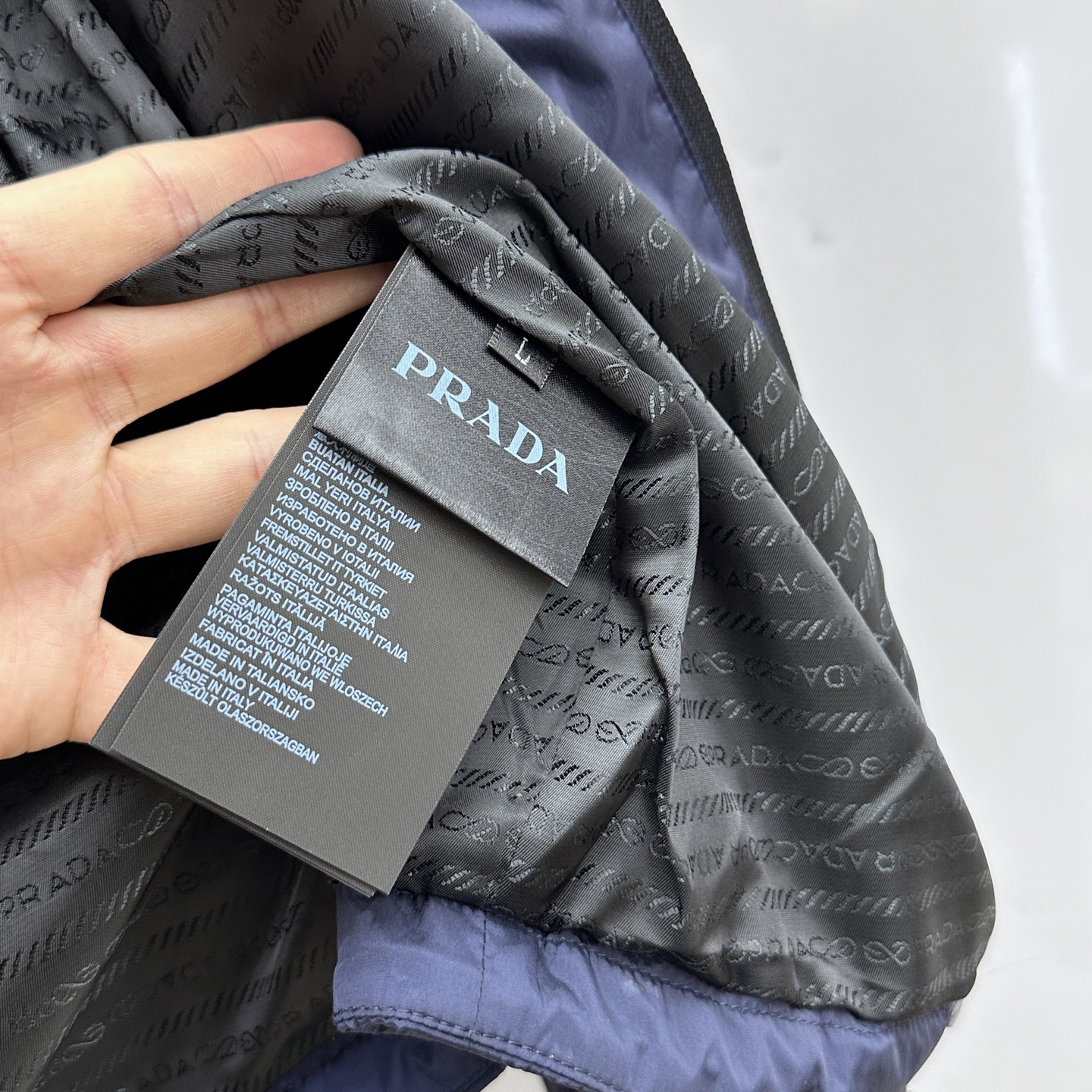 。 🆕Prada 普拉达 2025ss早秋新款发布 普拉达连帽棉衣外套，秋季爆款三角金属logo棉衣外套