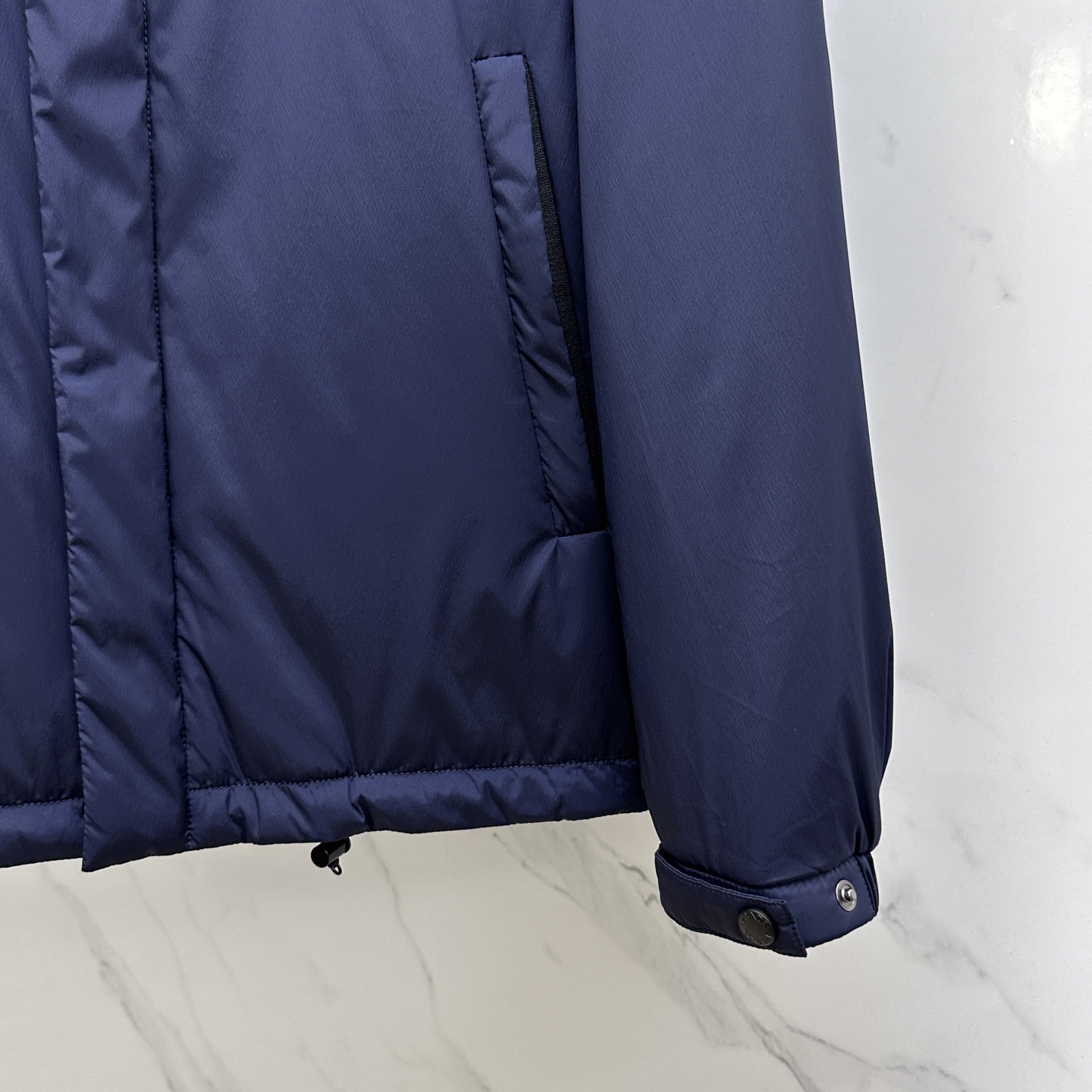 。 🆕Prada 普拉达 2025ss早秋新款发布 普拉达连帽棉衣外套，秋季爆款三角金属logo棉衣外套