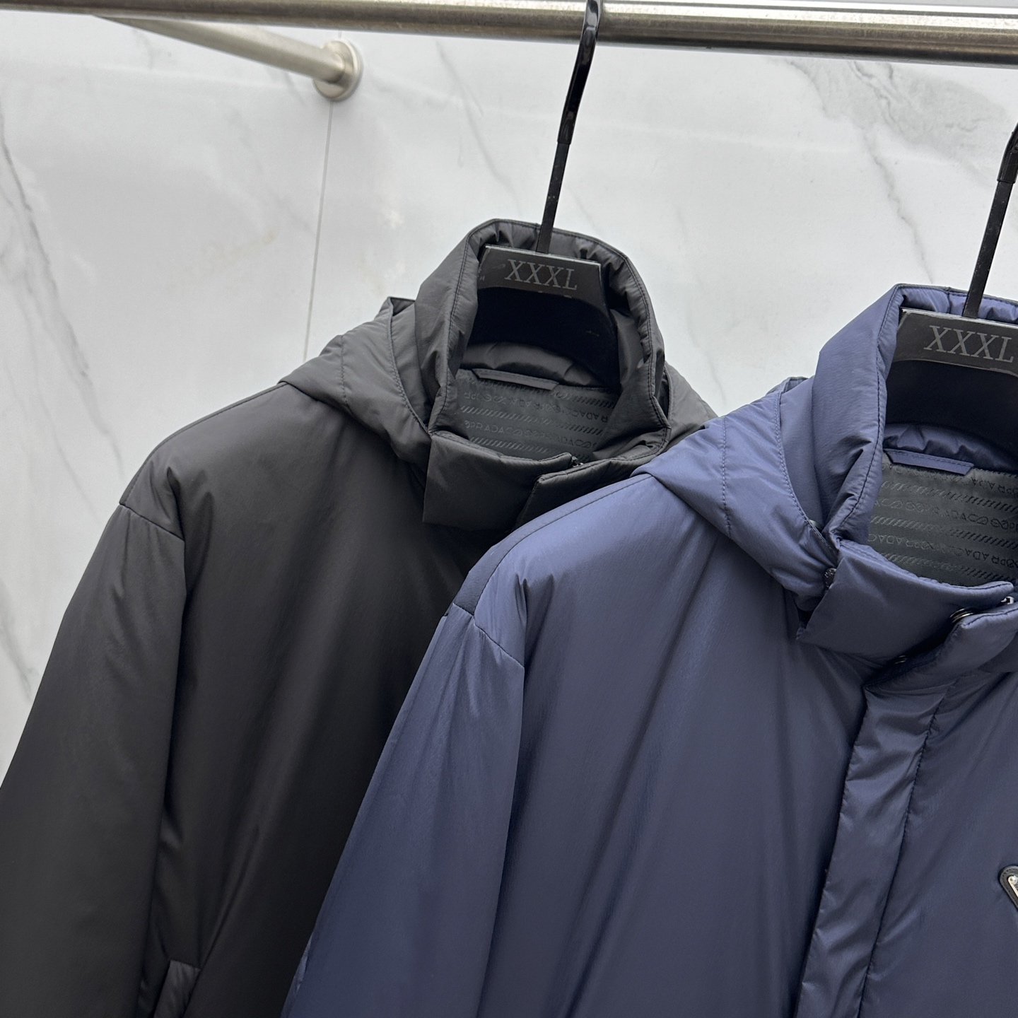 。 🆕Prada 普拉达 2025ss早秋新款发布 普拉达连帽棉衣外套，秋季爆款三角金属logo棉衣外套