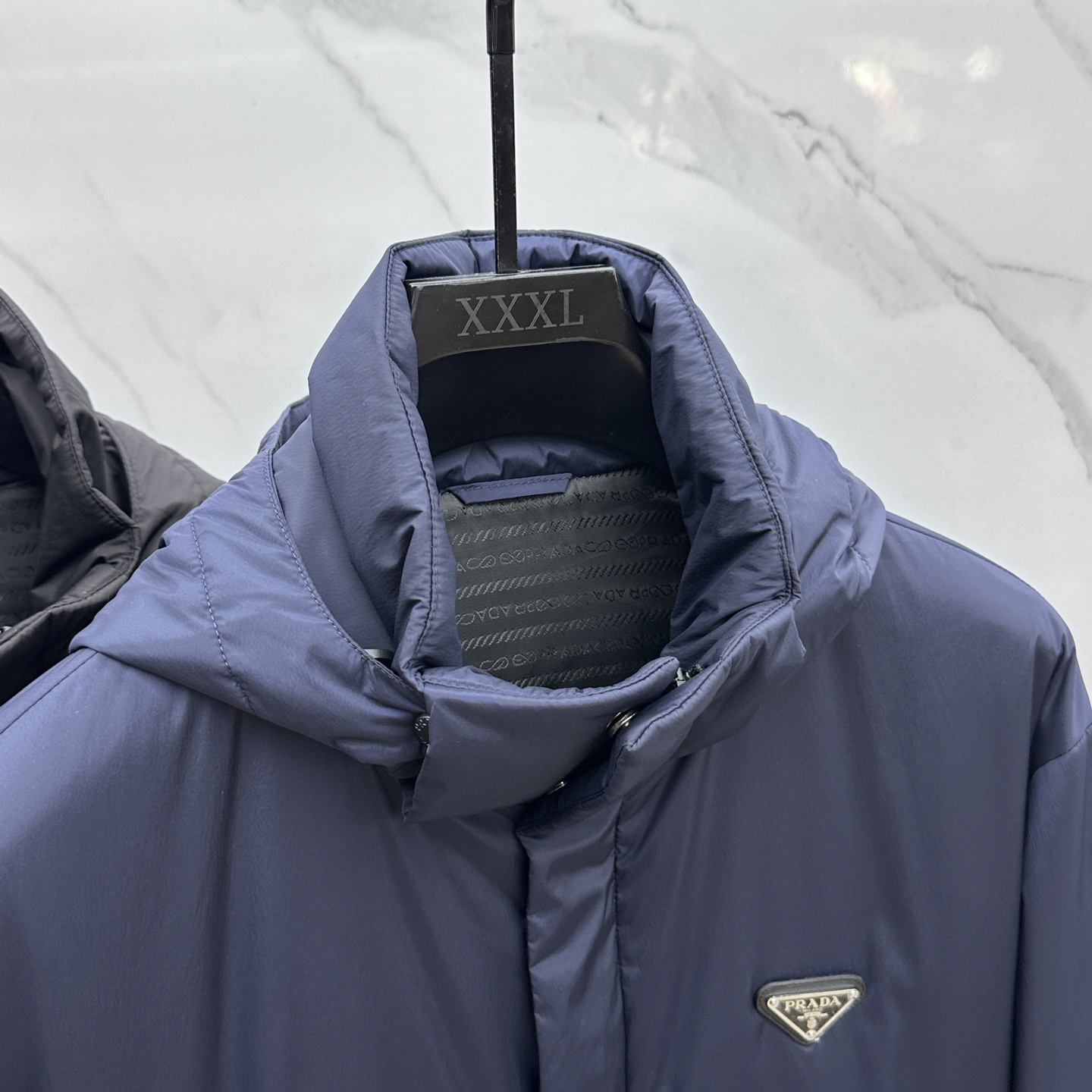 。 🆕Prada 普拉达 2025ss早秋新款发布 普拉达连帽棉衣外套，秋季爆款三角金属logo棉衣外套