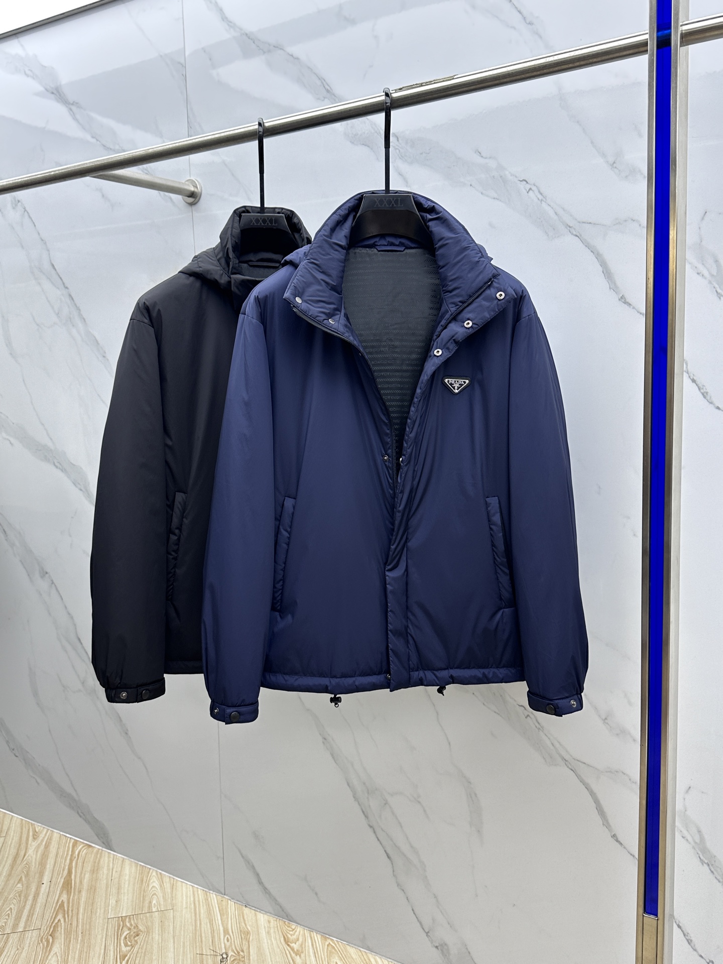 。 🆕Prada 普拉达 2025ss早秋新款发布 普拉达连帽棉衣外套，秋季爆款三角金属logo棉衣外套