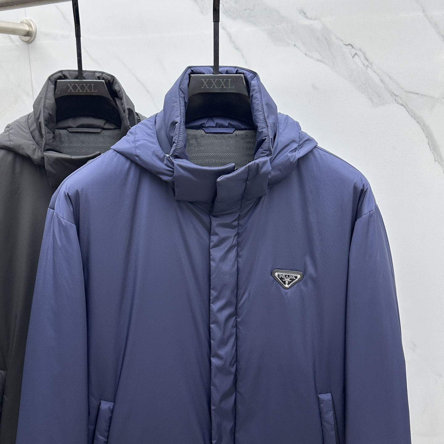 。 🆕Prada 普拉达 2025ss早秋新款发布 普拉达连帽棉衣外套，秋季爆款三角金属logo棉衣外套