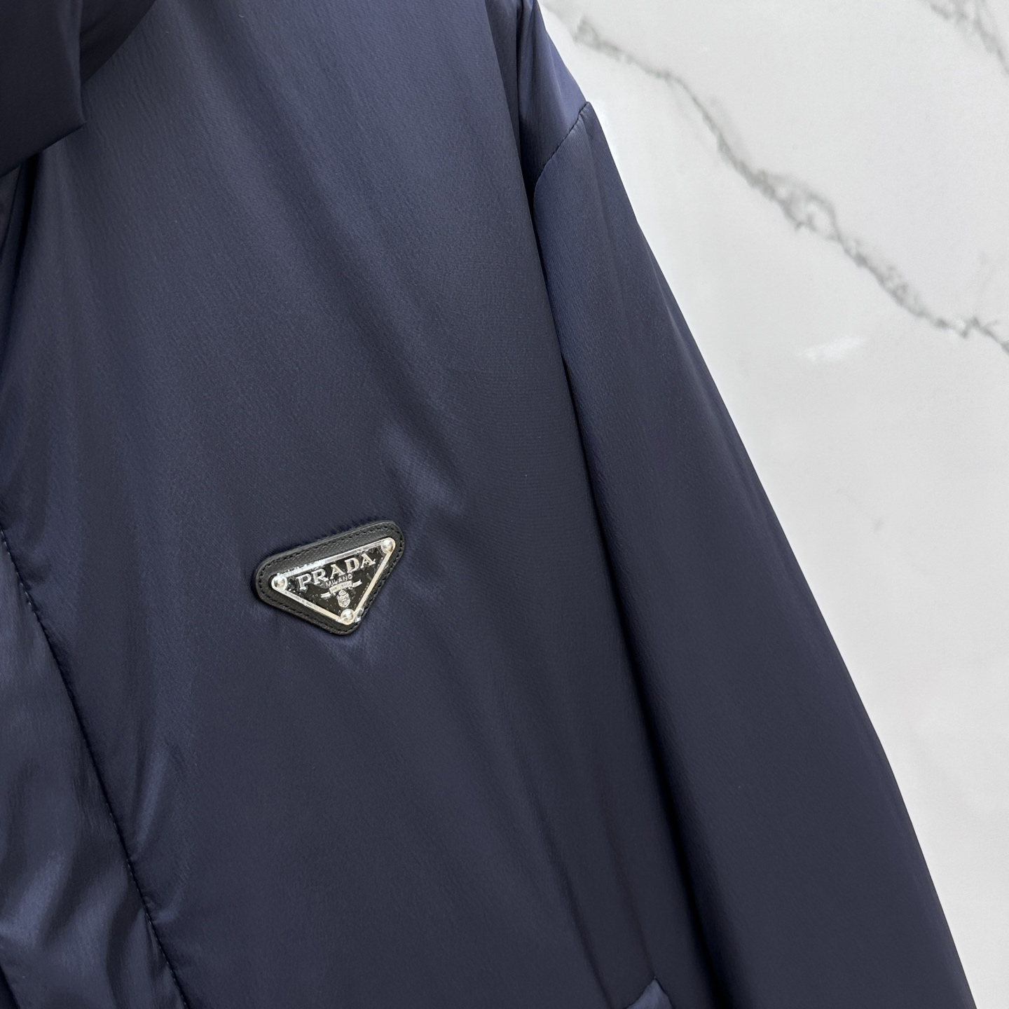 。 🆕Prada 普拉达 2025ss早秋新款发布 普拉达连帽棉衣外套，秋季爆款三角金属logo棉衣外套