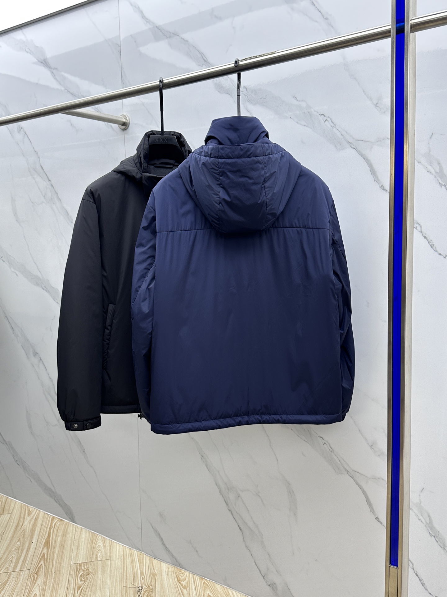 。 🆕Prada 普拉达 2025ss早秋新款发布 普拉达连帽棉衣外套，秋季爆款三角金属logo棉衣外套