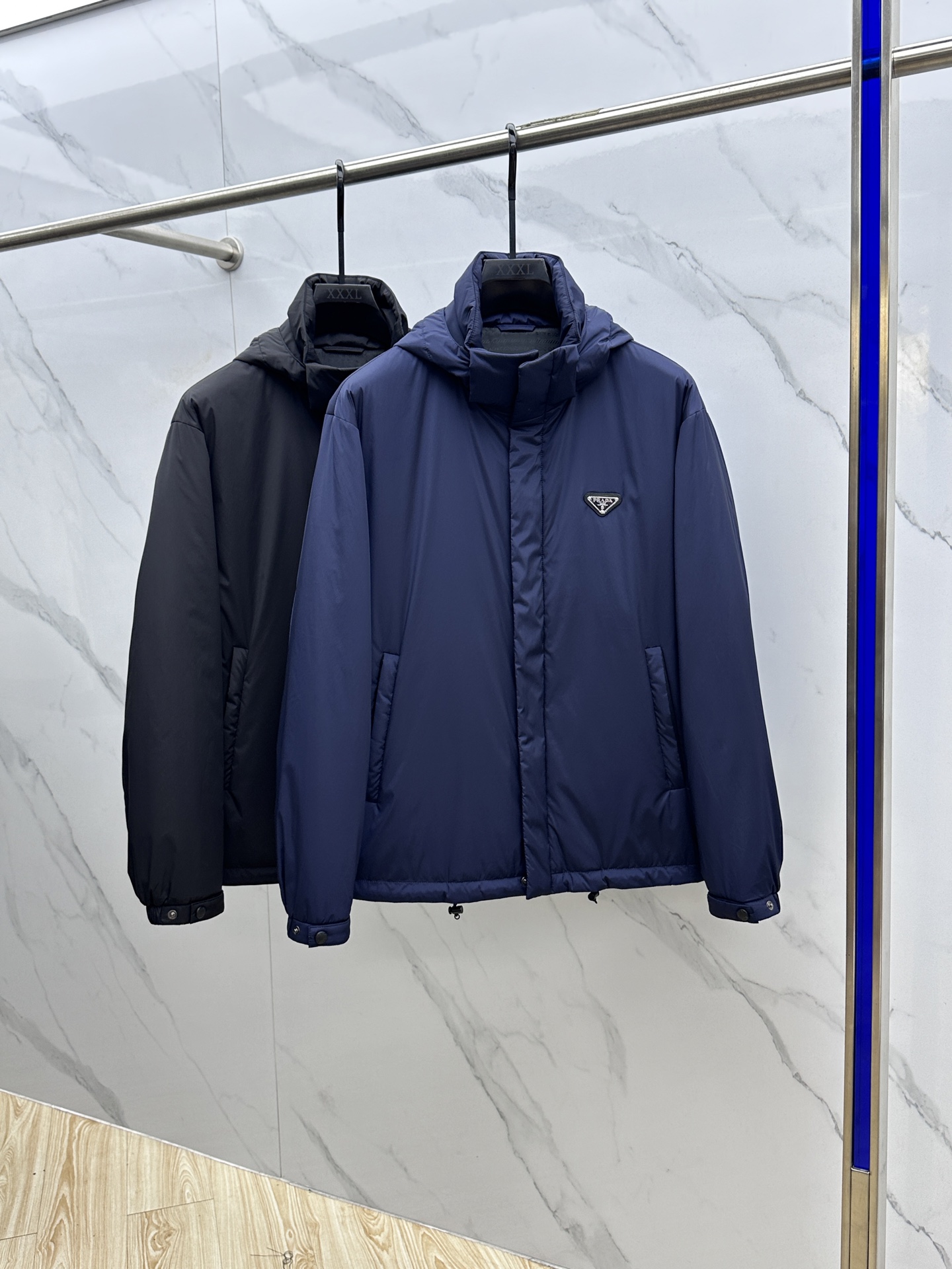 。 🆕Prada 普拉达 2025ss早秋新款发布 普拉达连帽棉衣外套，秋季爆款三角金属logo棉衣外套