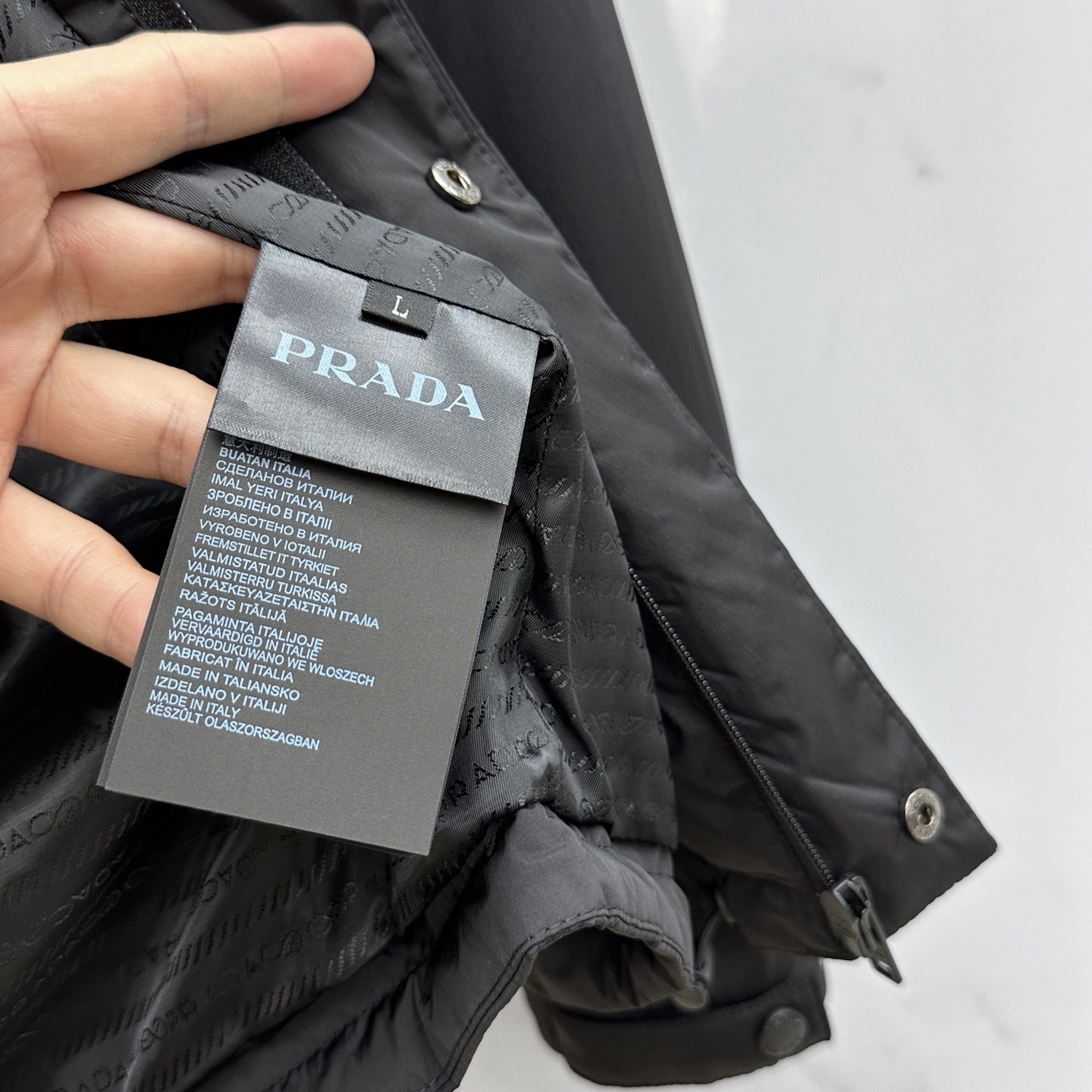 。 🆕Prada 普拉达 2025ss早秋新款发布 普拉达连帽棉衣外套，秋季爆款三角金属logo棉衣外套