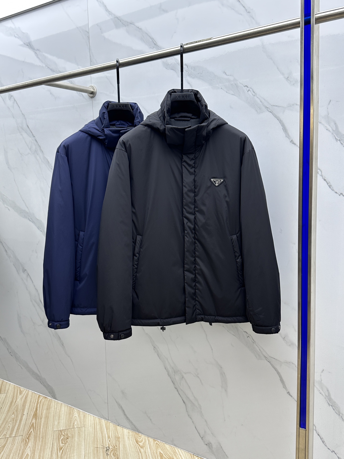 NO:530226,Prada 2025ss early autumn new style is released. Prada hooded cotton coat jacket, a hot autumn triangle metal logo cotton coat jacket, it is comfortable and comfortable to wear, lazy and casual, combined with clean and simple colors, it is particularly durable and suitable for daily wear~ I love to launch sports items embellished with vitality prints!  hs size M-3XL complete three standards, prada, prada, jackets & coats,hats,alexander wang19860909Prada 普拉达 2025ss早秋新款发布 普拉达连帽棉衣外套,秋季爆款三角金属logo棉衣外套,穿上就是舒适自在又显瘦的存在,慵懒而随性,结合干净简单的色系就特别耐看,适合日常穿着~倾情推出缀饰活力印花的运动单品！hs 尺码M-3XL 三标齐全,,prada,prada,jackets & coats,hats,alexander wang,Men's clothing