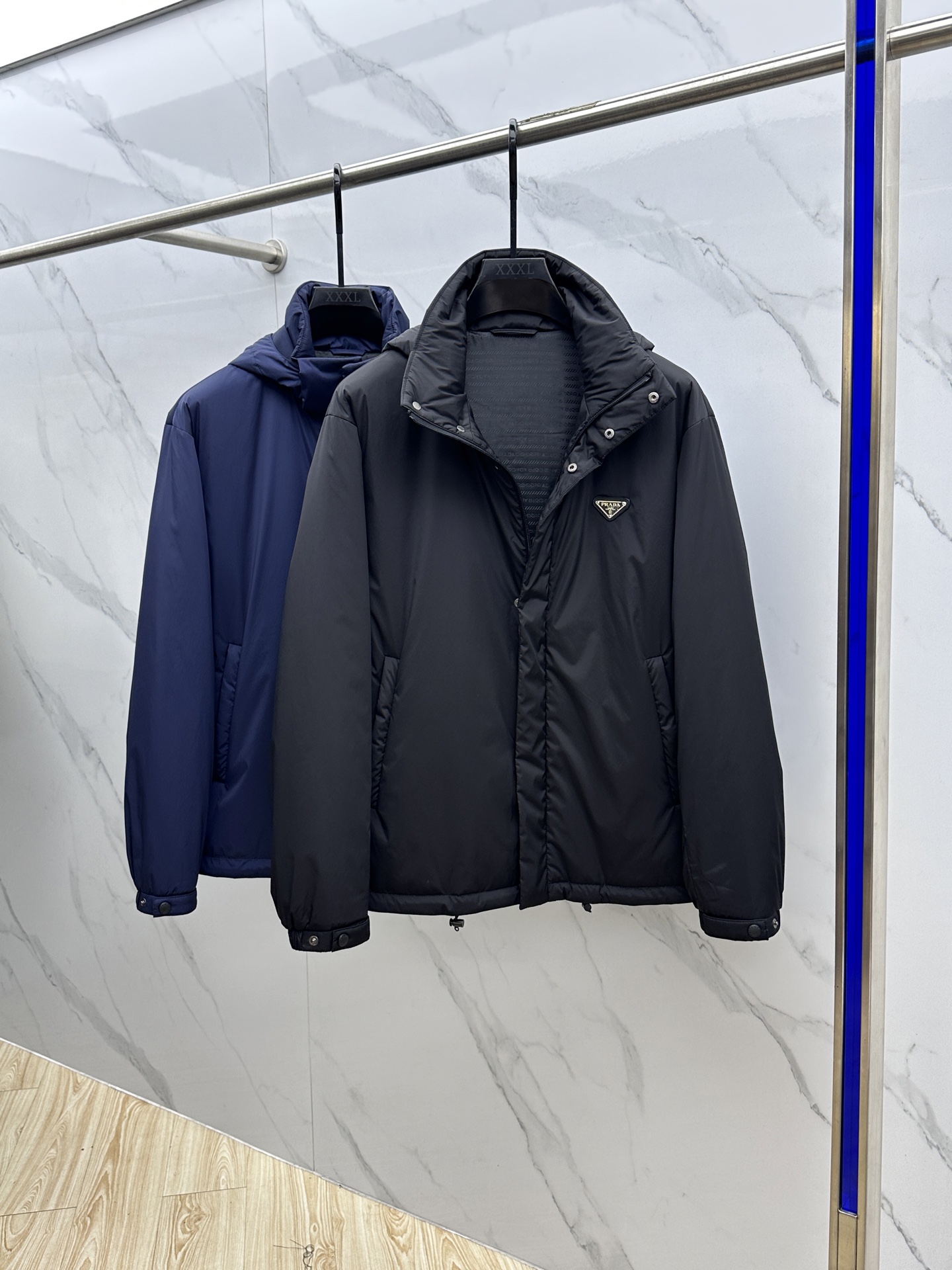 。 🆕Prada 普拉达 2025ss早秋新款发布 普拉达连帽棉衣外套，秋季爆款三角金属logo棉衣外套