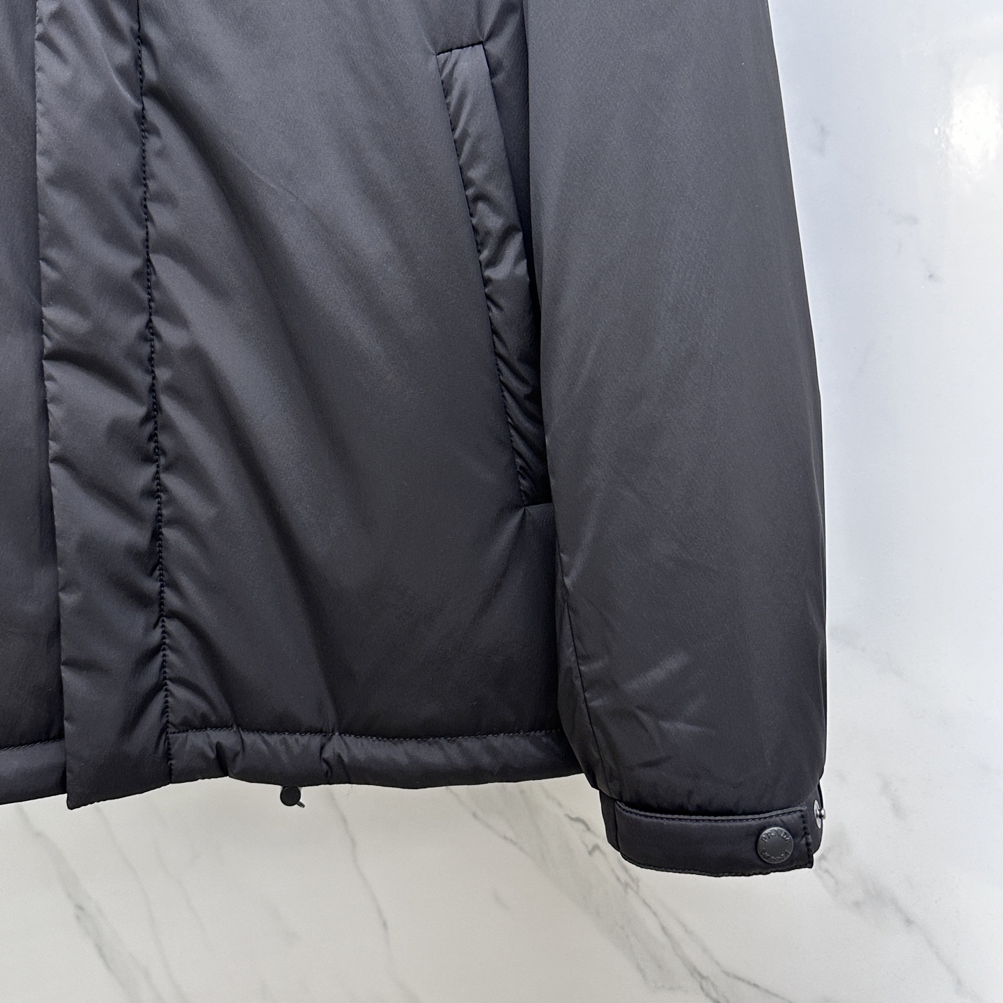 。 🆕Prada 普拉达 2025ss早秋新款发布 普拉达连帽棉衣外套，秋季爆款三角金属logo棉衣外套