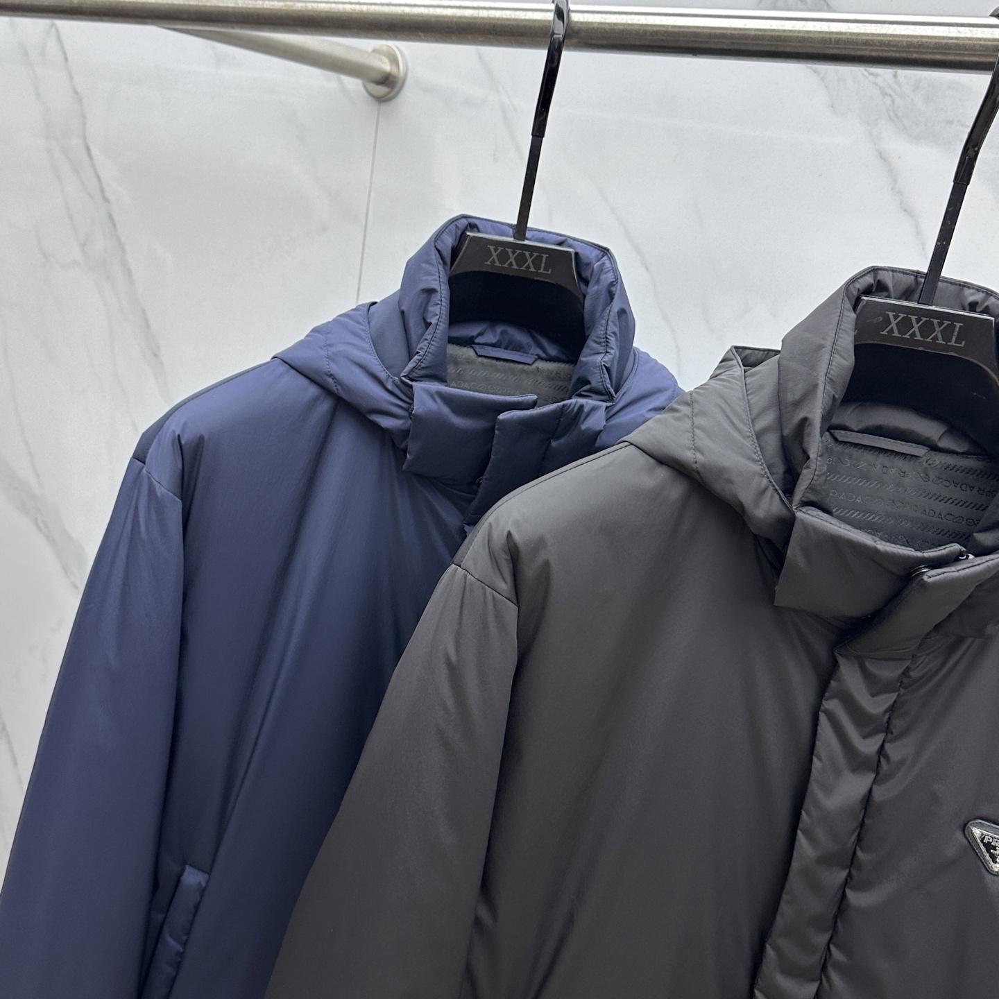 。 🆕Prada 普拉达 2025ss早秋新款发布 普拉达连帽棉衣外套，秋季爆款三角金属logo棉衣外套