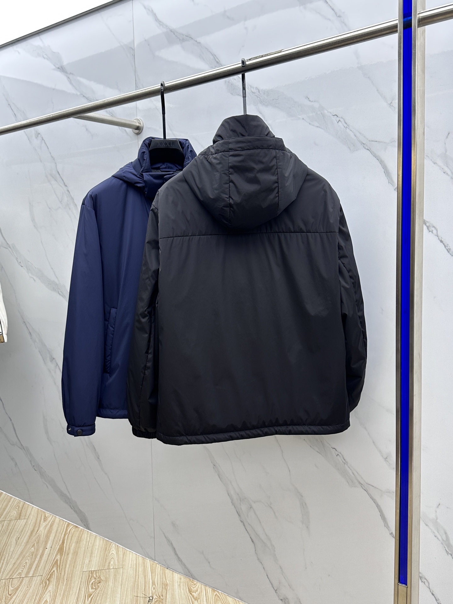 。 🆕Prada 普拉达 2025ss早秋新款发布 普拉达连帽棉衣外套，秋季爆款三角金属logo棉衣外套