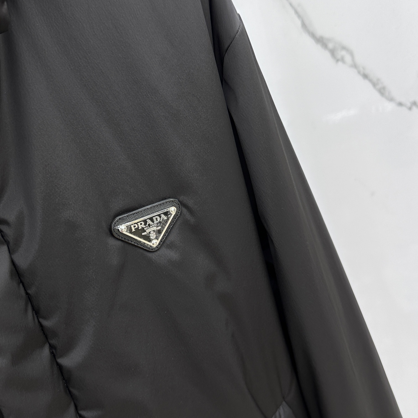 。 🆕Prada 普拉达 2025ss早秋新款发布 普拉达连帽棉衣外套，秋季爆款三角金属logo棉衣外套