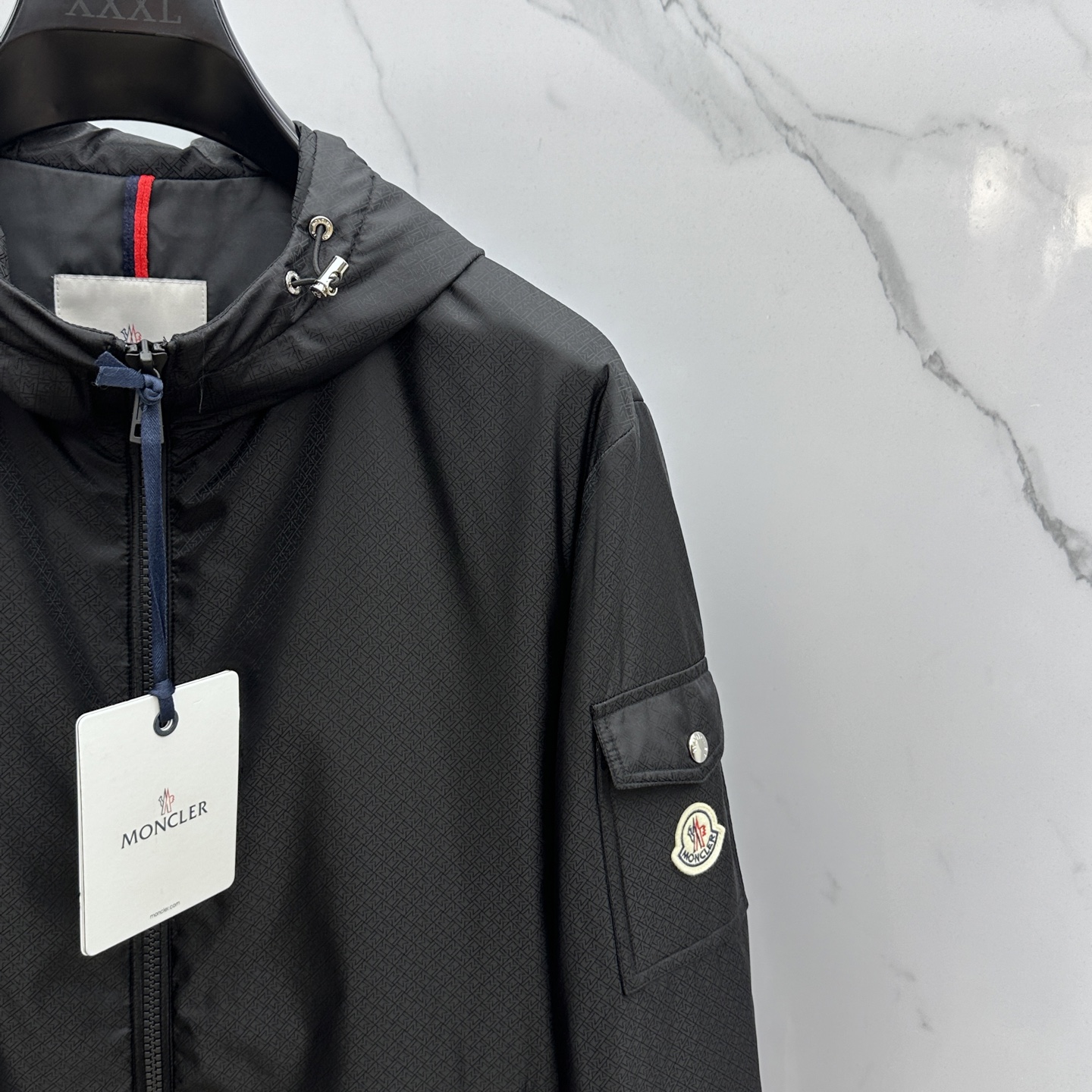 。 🆕Moner 蒙口 2025ss早秋新款发布 连帽夹克外套，秋季爆款提花面料夹薄棉设计外套，穿上就是