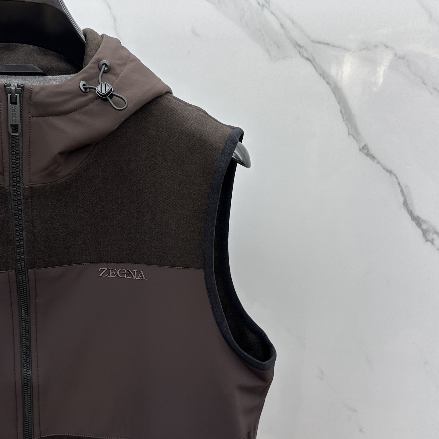 。 🆕ZEGNA*杰尼亚 2025ss早秋新款发布 杰尼亚连帽马甲外套，秋季爆款羊毛拼接马甲外套，穿上就